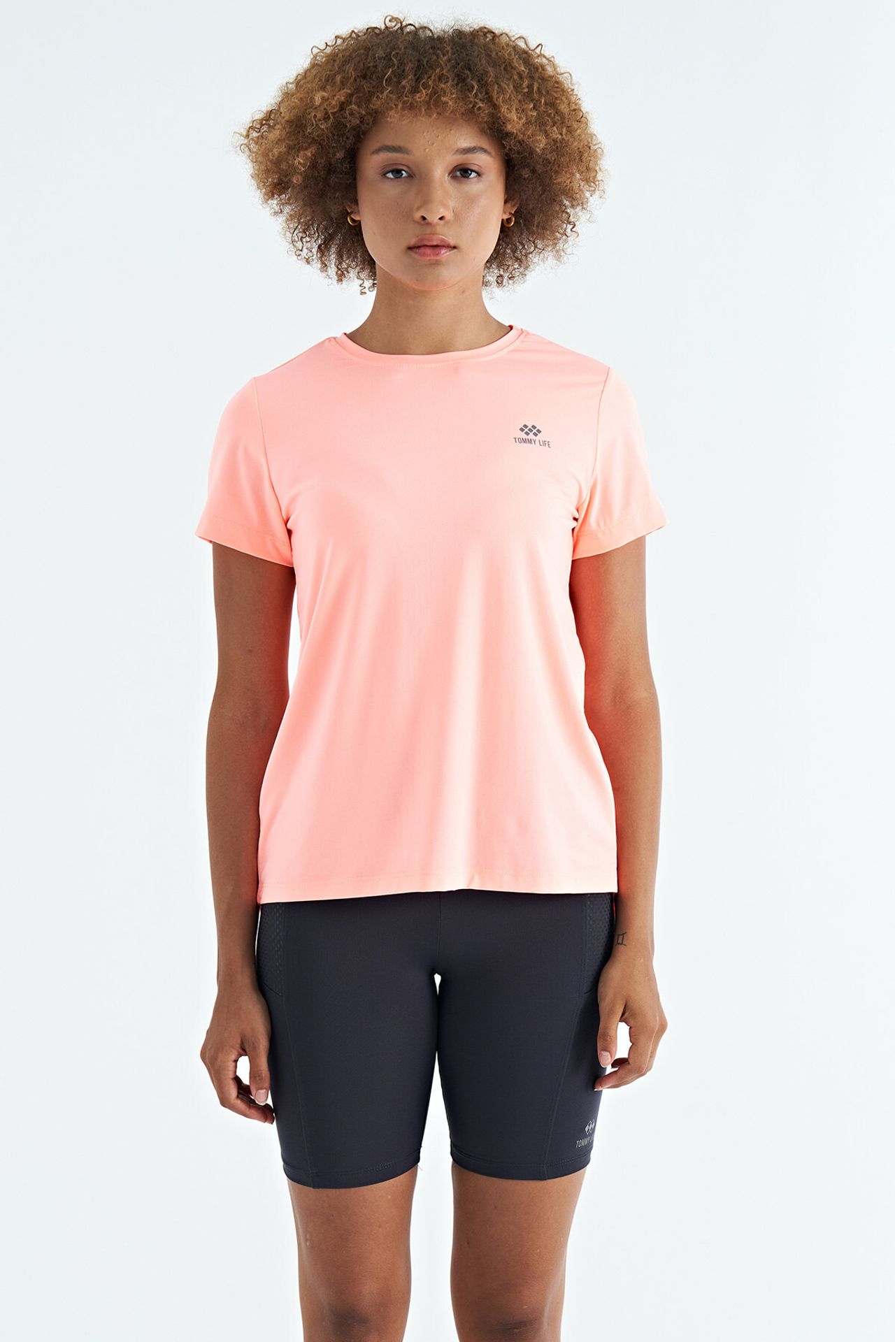 TOMMY Women's relaxed crew neck T-shirt with side slits 2