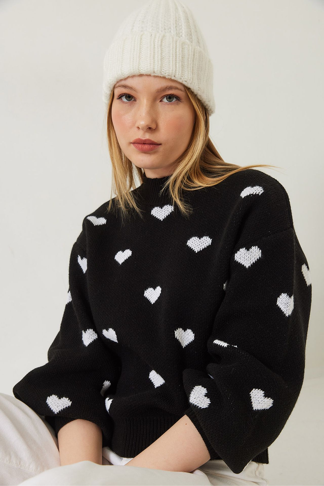 LUCCI Heart Pattern Crew Neck Relaxed Fit Sweater 4