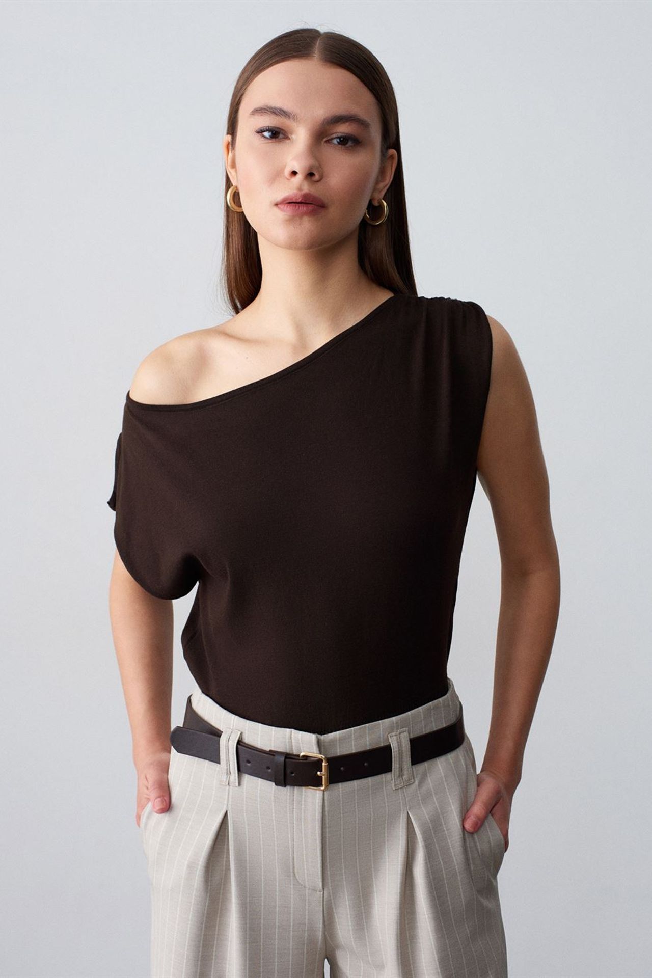 DILVIN Off-Shoulder Sleeveless Crepe Blouse 3