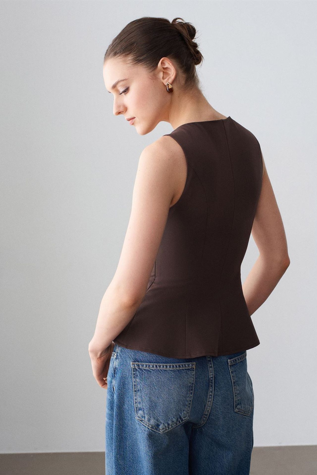 DILVIN Fitted Sleeveless Crepe Peplum Blouse 2