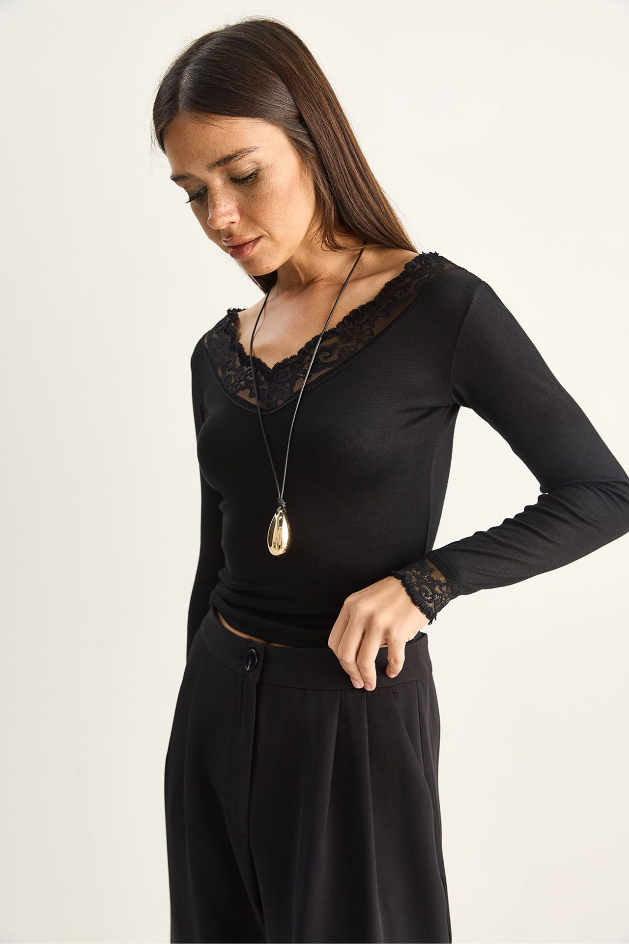 LUCCI Lace V-neck Long-sleeve Blouse 3