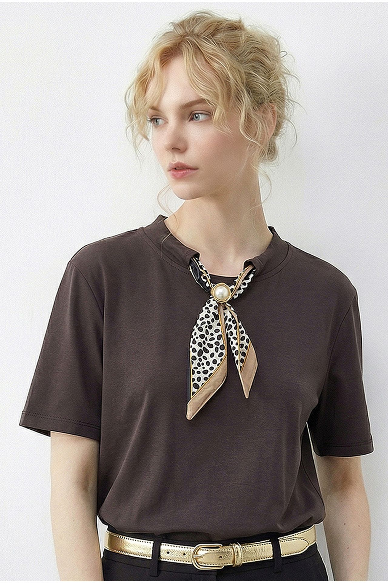 LUCCI Basic Crew Neck T-Shirt with Accessory Detail 3