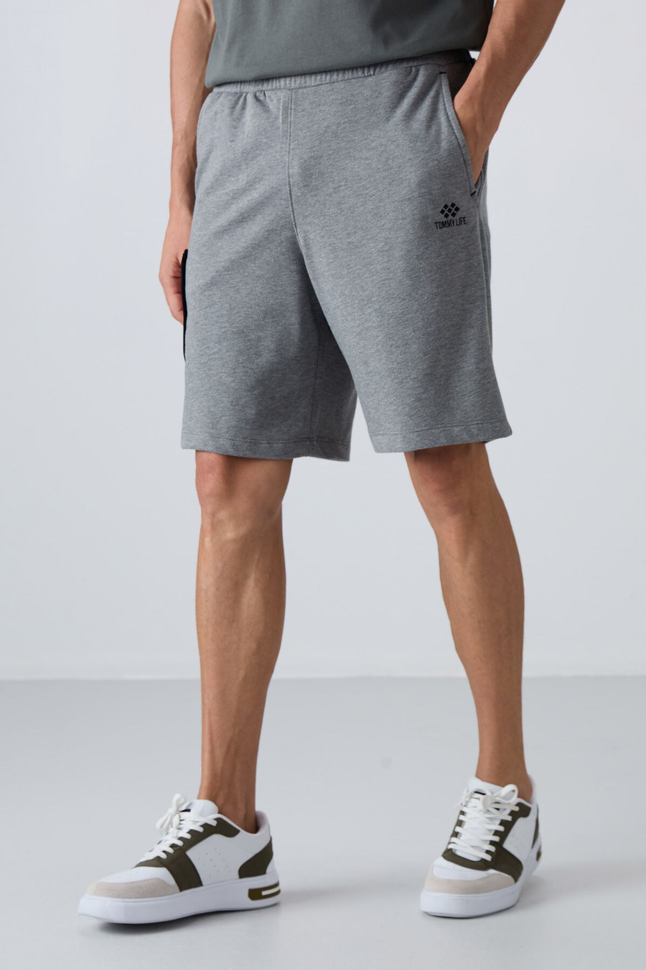 TOMMY Men's Wide-leg Cargo Shorts 2