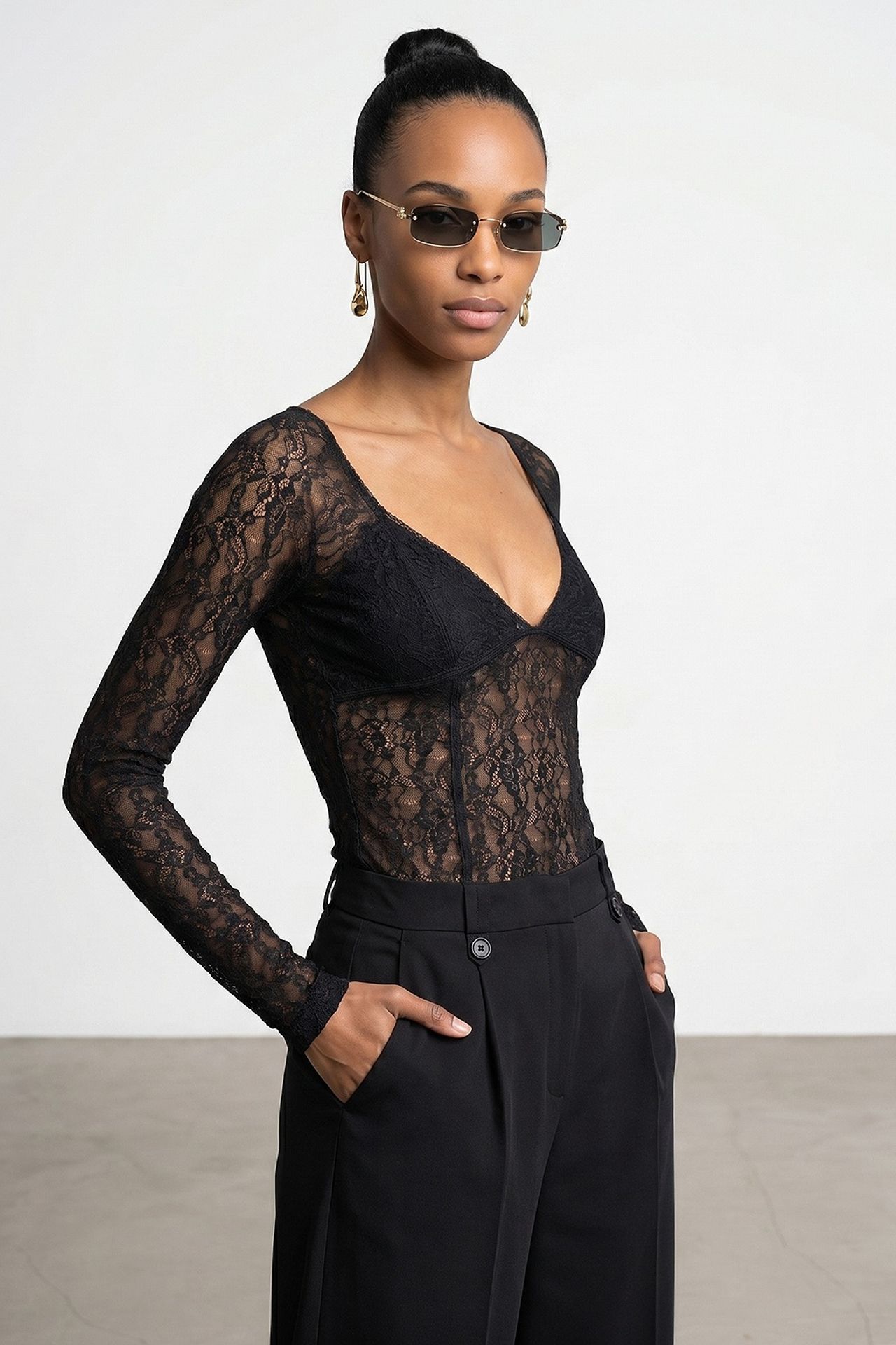 DILVIN Women’s Lace V-neck Long-sleeve Top 1