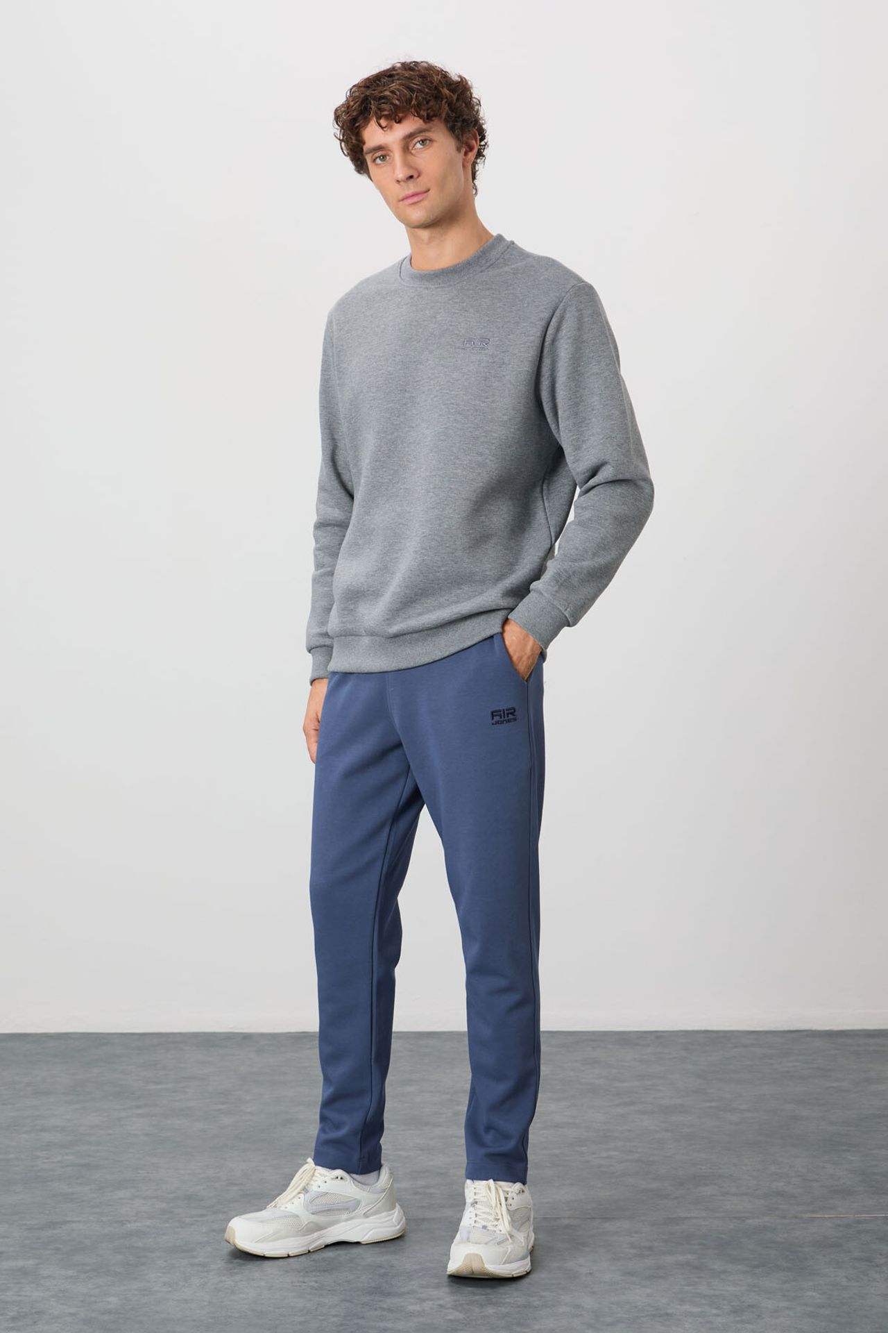 TOMMY Men's Regular Fit Crew Neck Sweatshirt 2