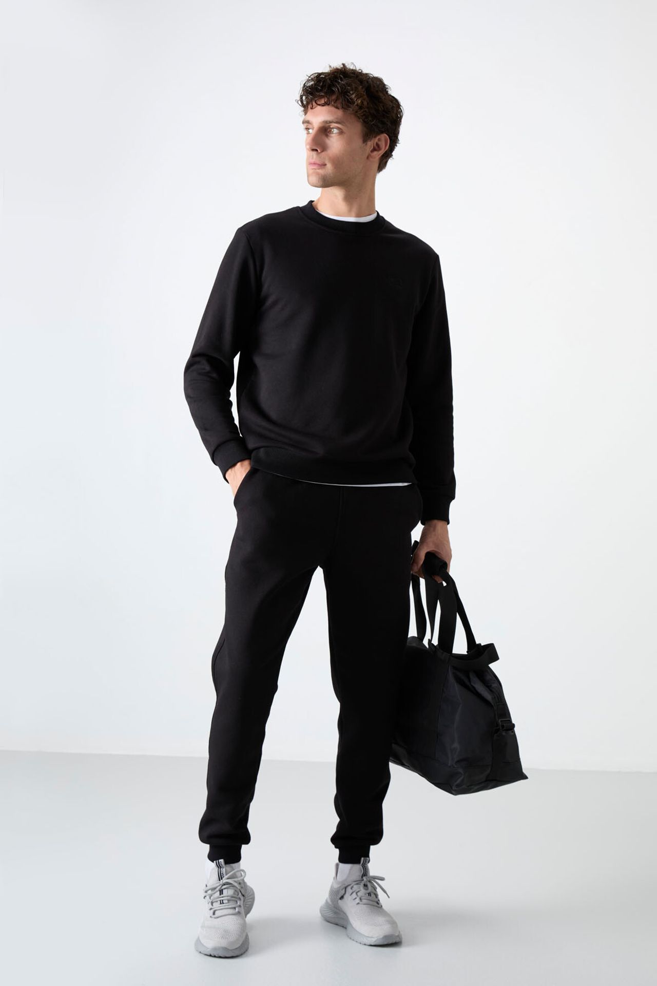 TOMMY Men's Long-Sleeve Crew Neck Sweatshirt And Pants Set 1