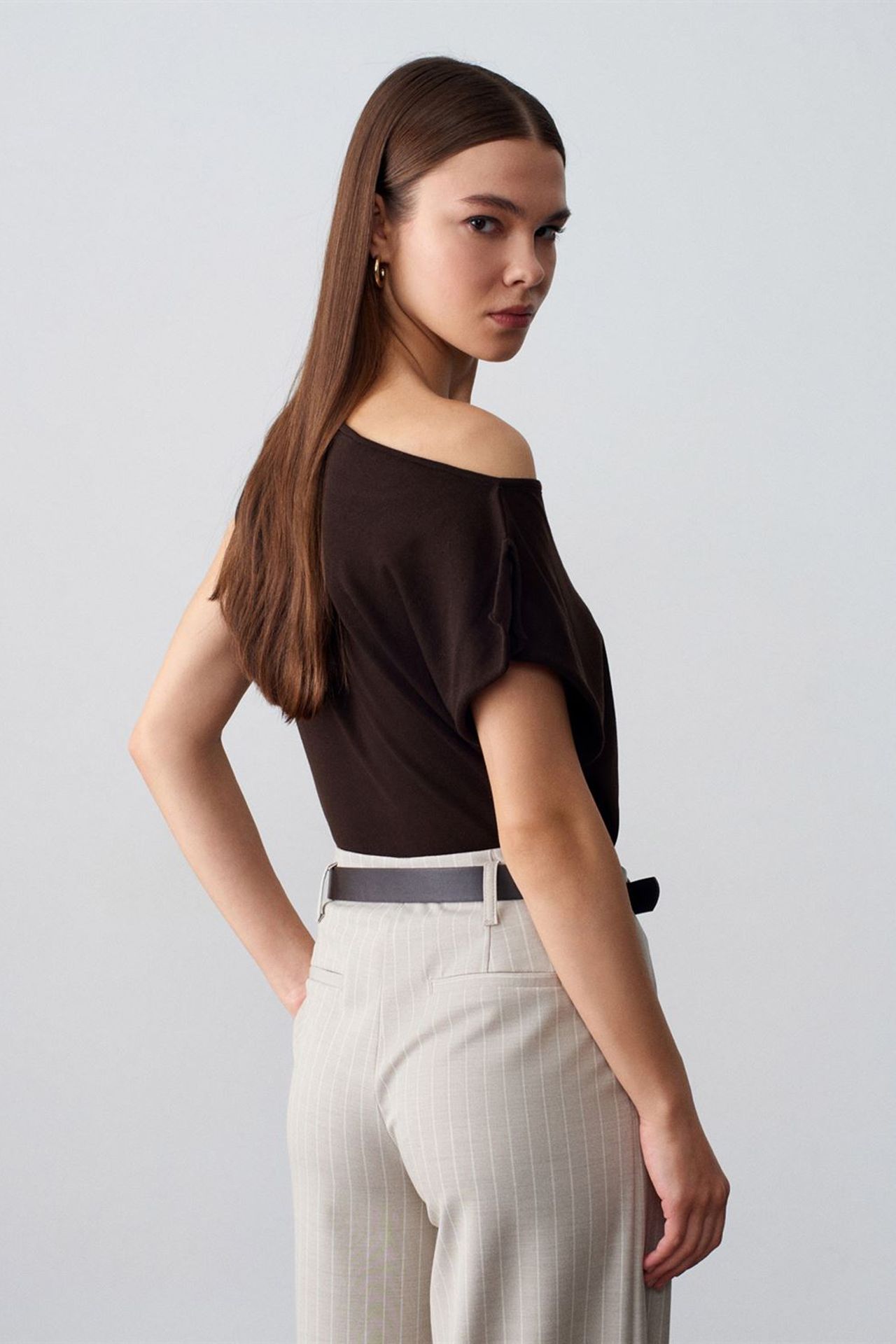 DILVIN Off-Shoulder Sleeveless Crepe Blouse 1