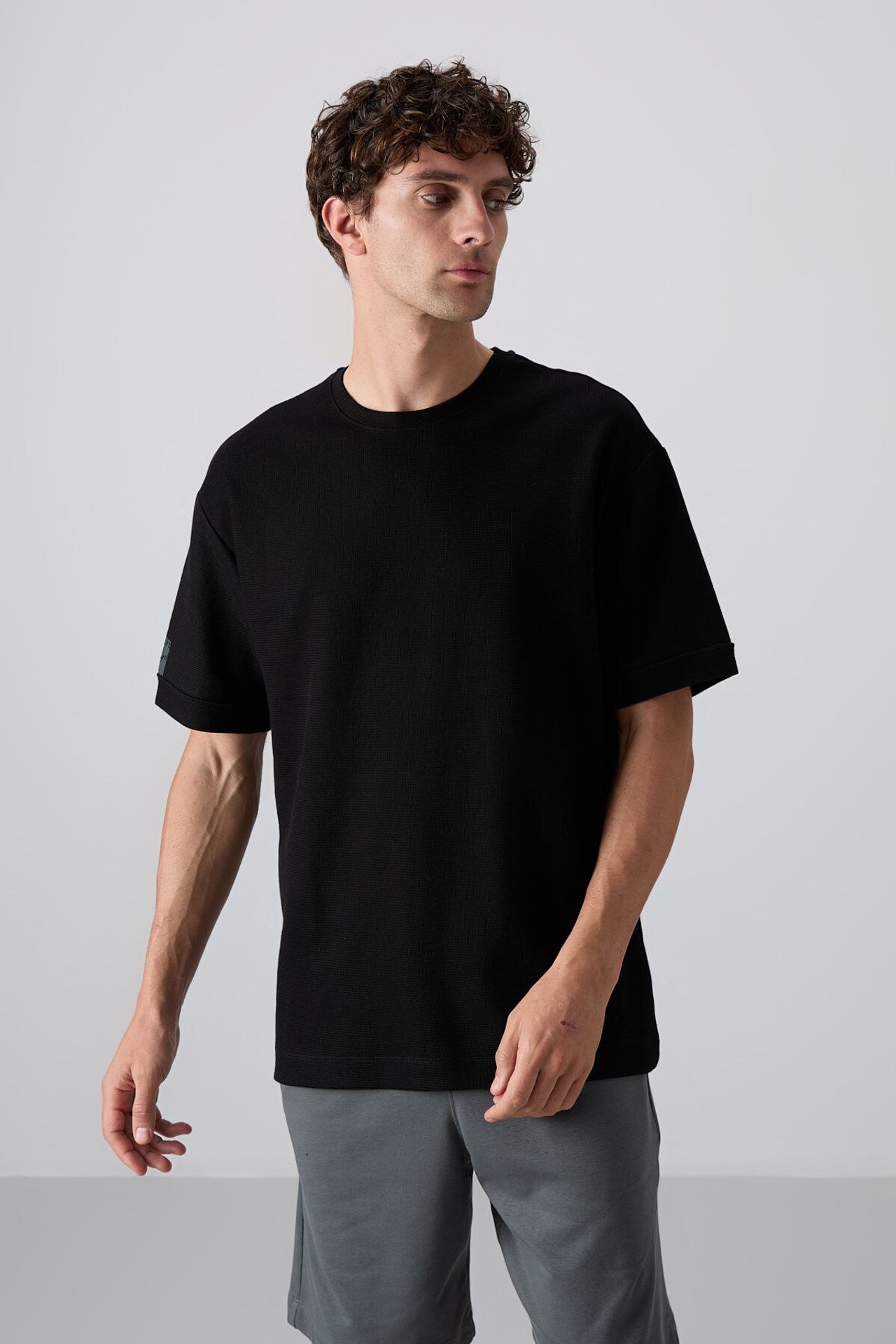 TOMMY Men's Oversized Crew Neck T-Shirt With Patch 4