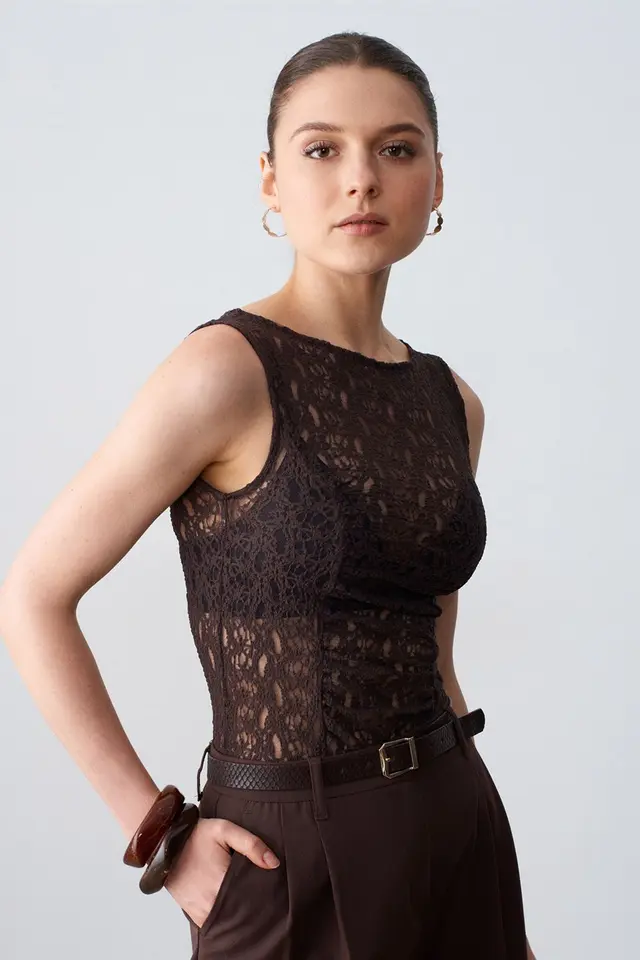 DILVIN Fitted Lace Sleeveless Blouse