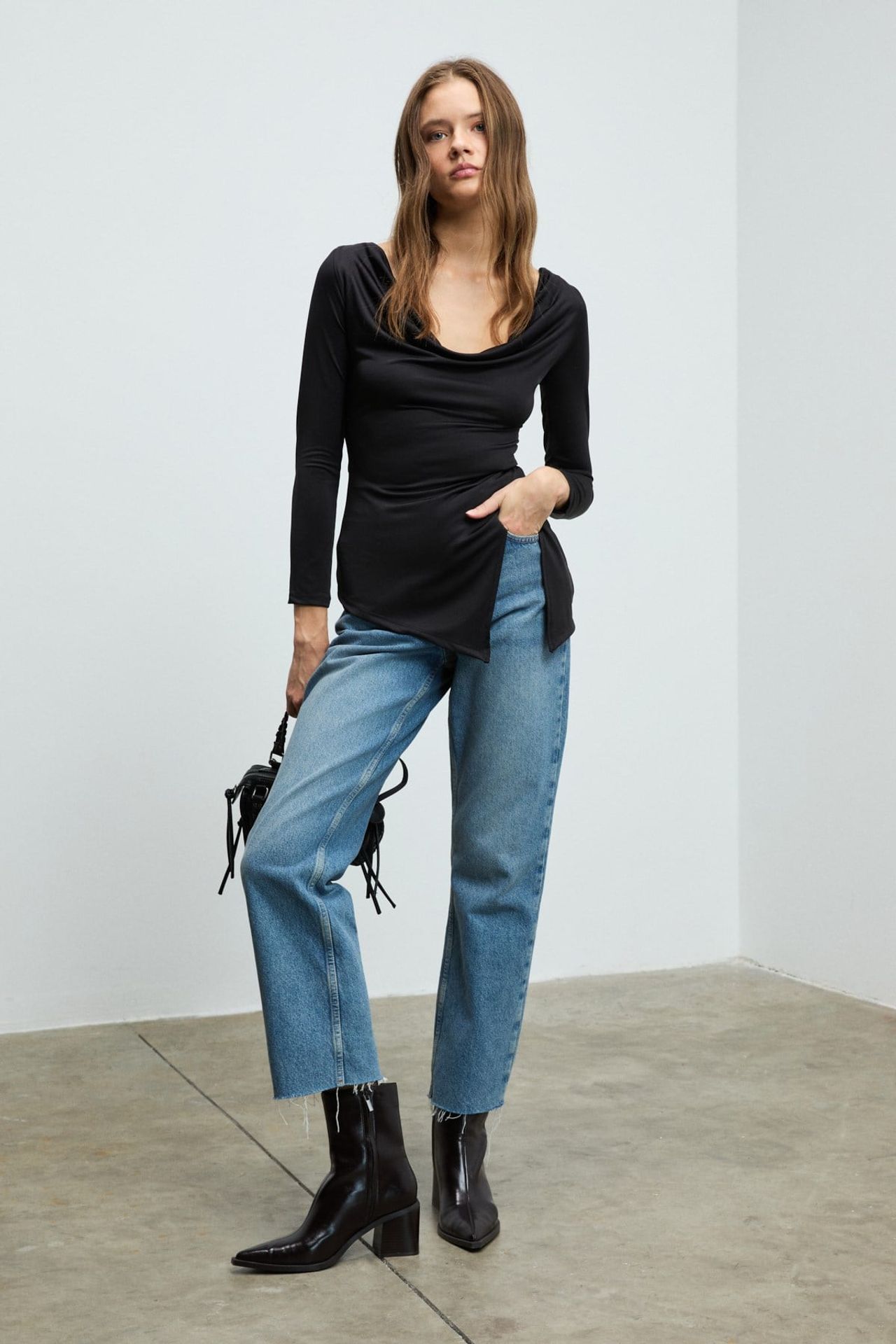 ETHIQUET Long V-Neck Slim Fit Blouse 1