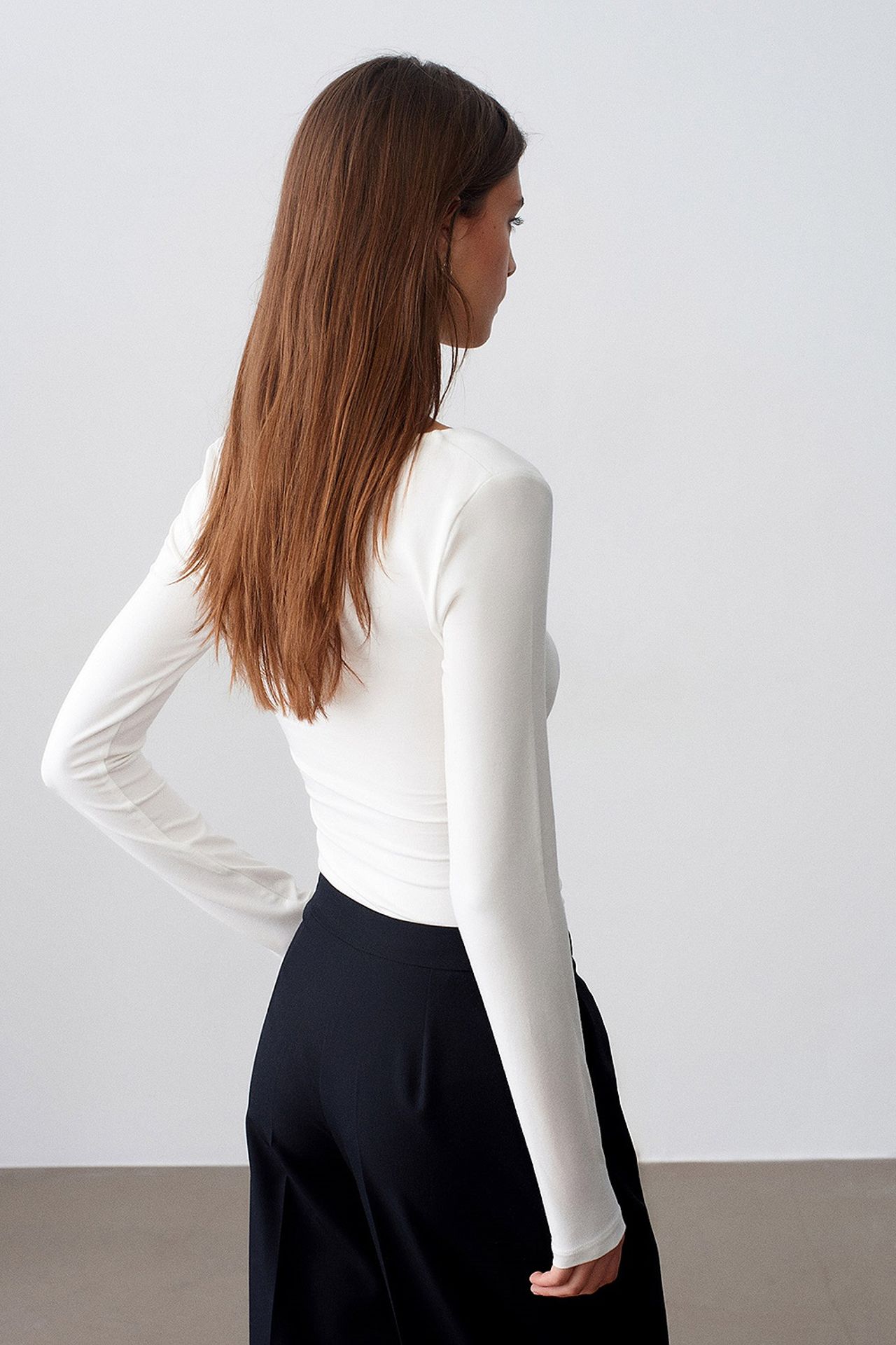 DILVIN Slim Fit V-Neck Knit Blouse 2
