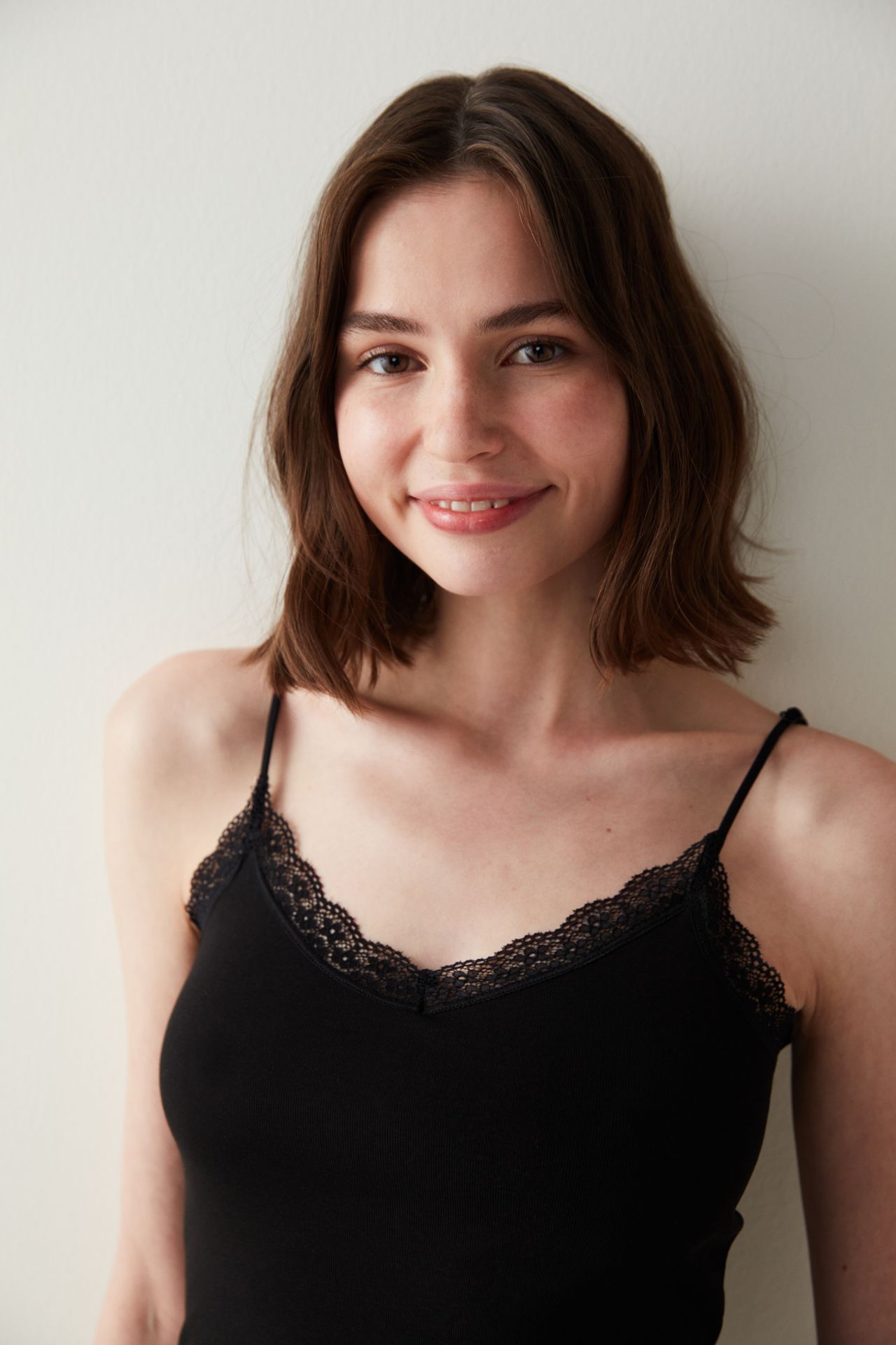 PENTI Thin Strap Lace Detail Tank Top 3