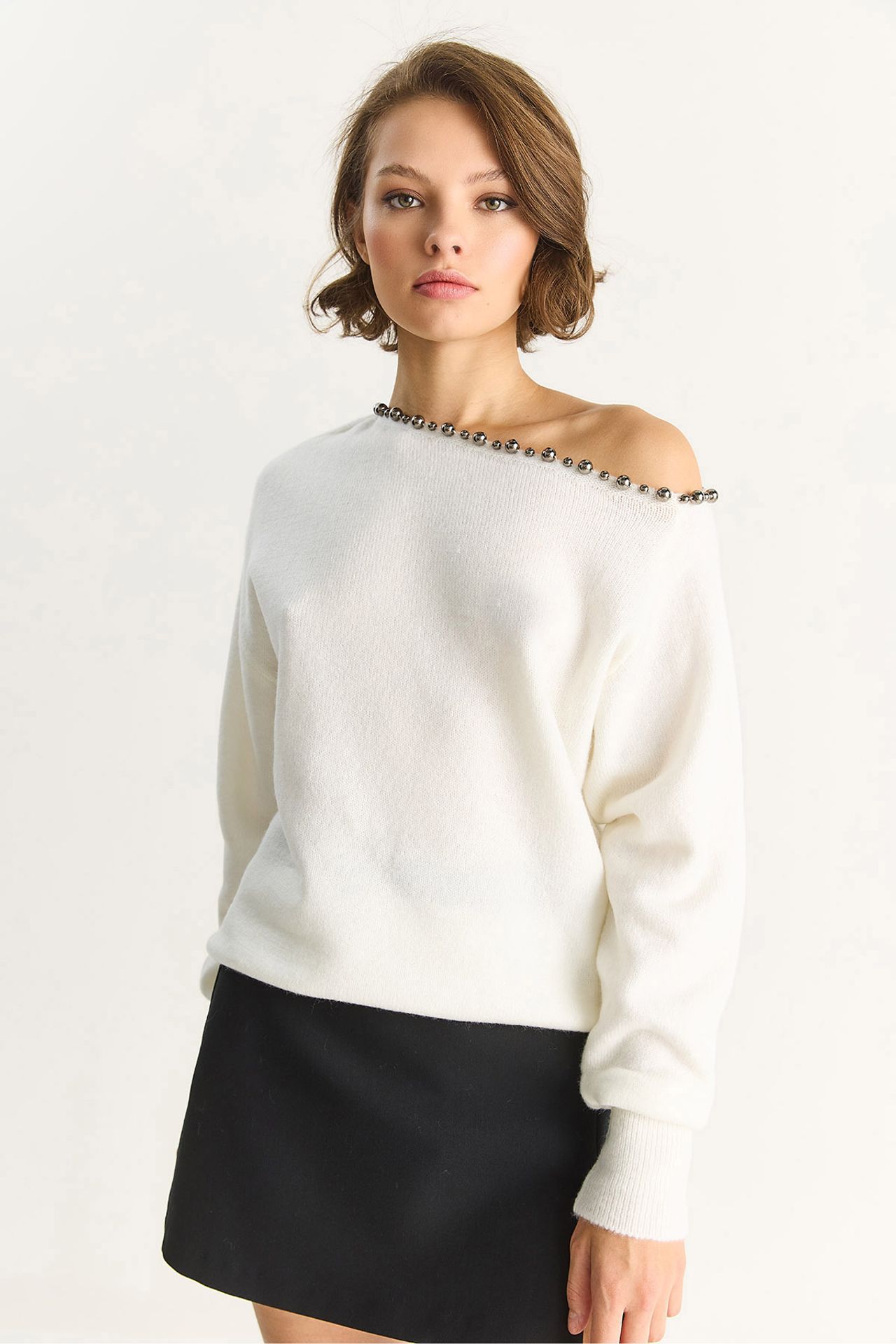 LUCCI Asymmetrical Collar Accessory Detailed Knit Sweater 4