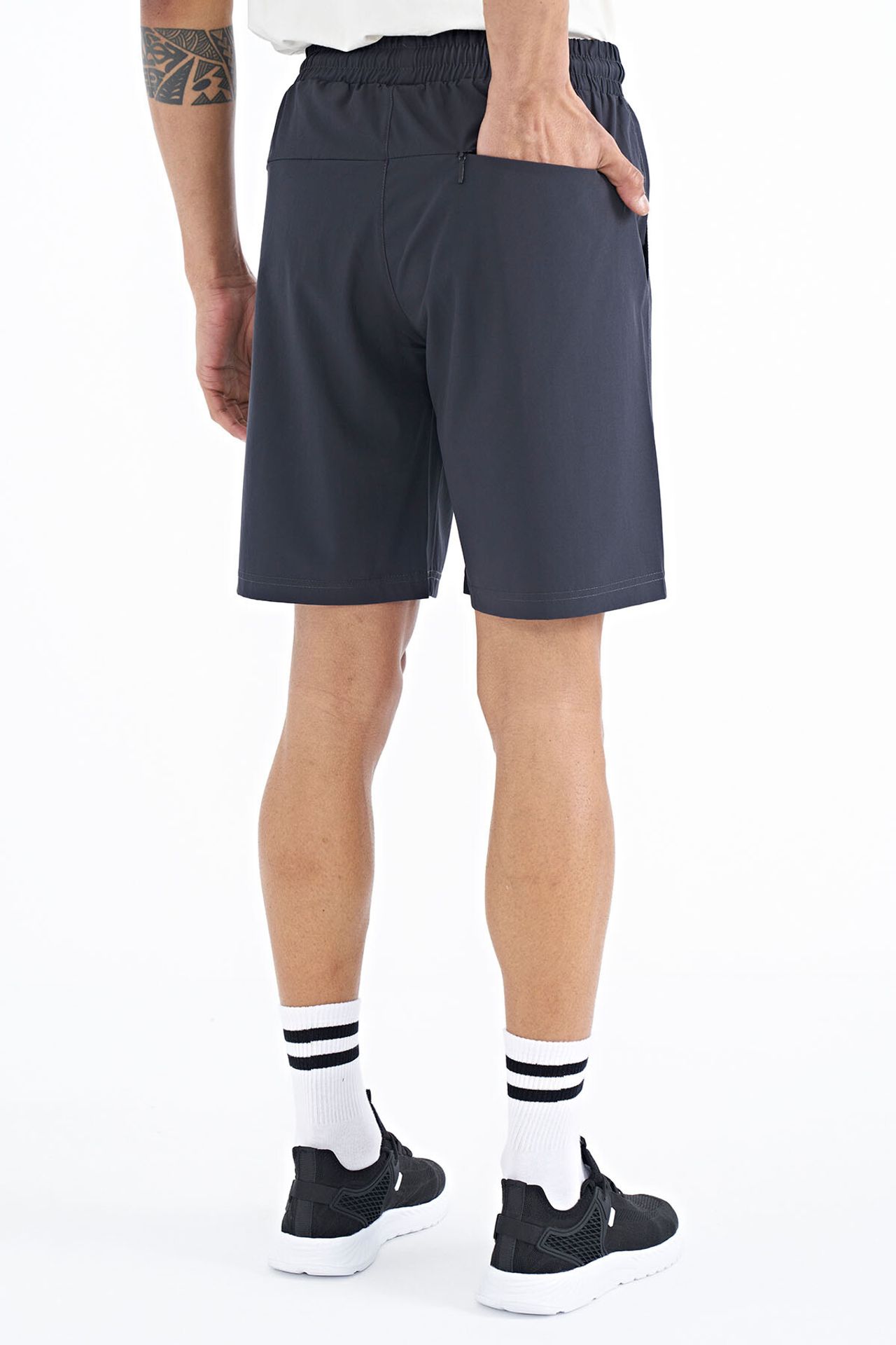 TOMMY Men's Regular-fit Wide-leg Shorts 6