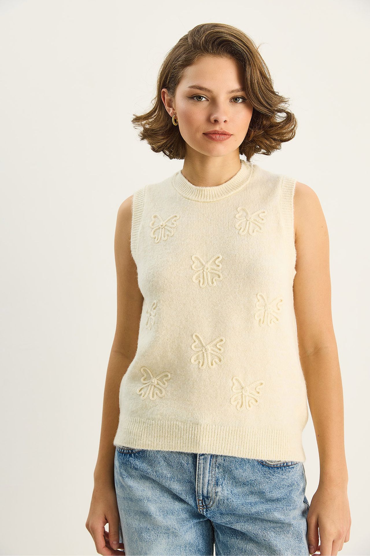 LUCCI Knit Sweater Vest with Embroidery 2