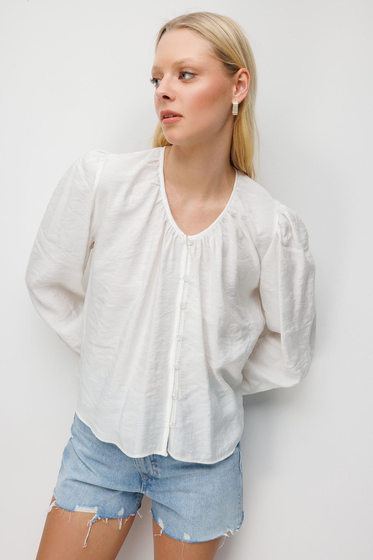 MIXRAY Textured Button-Up Crew Neck Blouse 4