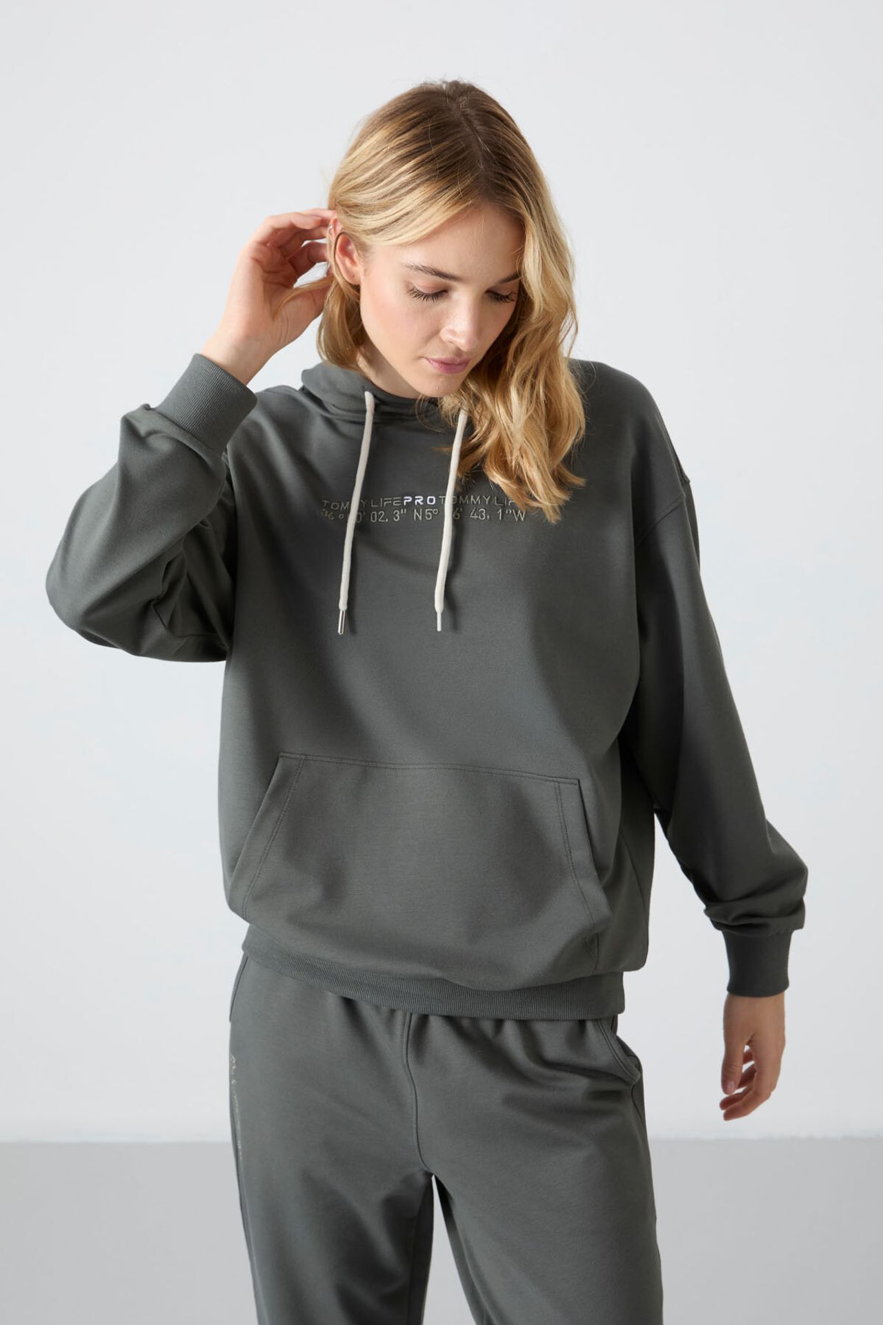 TOMMY Oversized Hooded Sweatshirt And Pants Set 5
