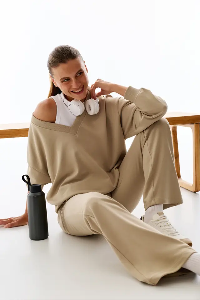 PENTI Wide V-Neck Sweatshirt