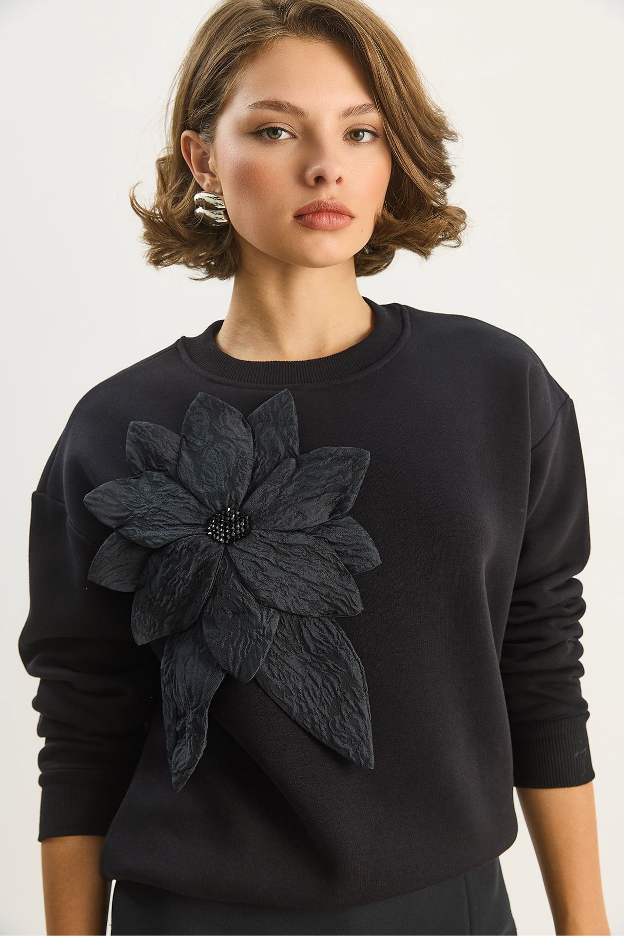 LUCCI Accessory Detailed Long Sleeve Crew Neck Sweatshirt 4