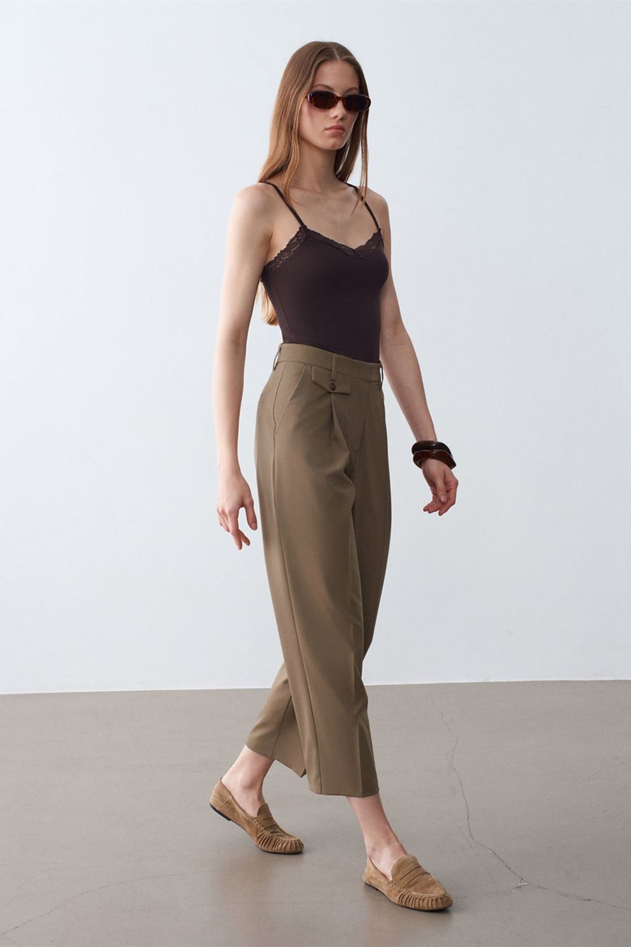DILVIN Slim Fit Sleeveless V-Neck Cami Blouse 4