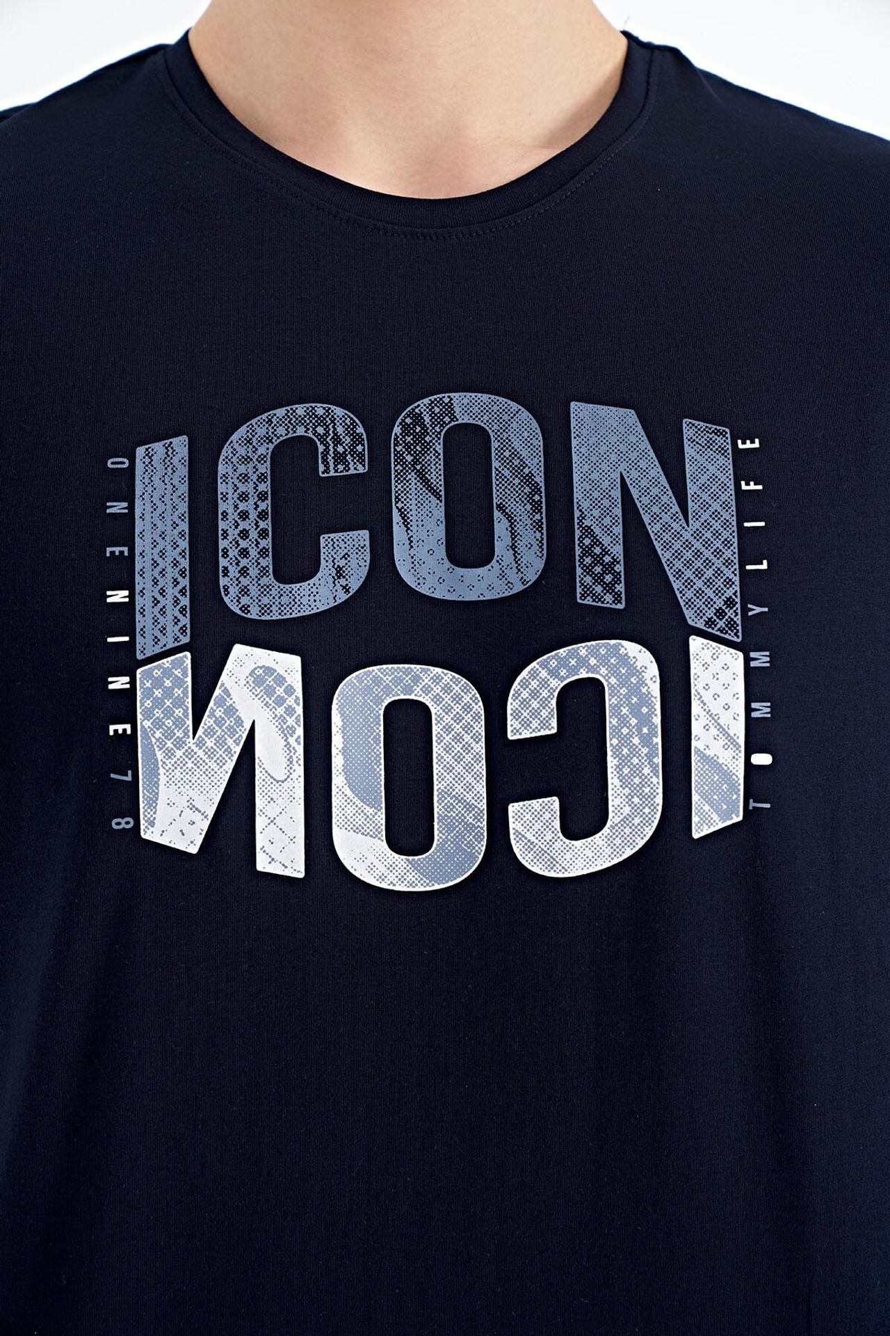 TOMMY Printed Crew Neck T-Shirt With Patch 3
