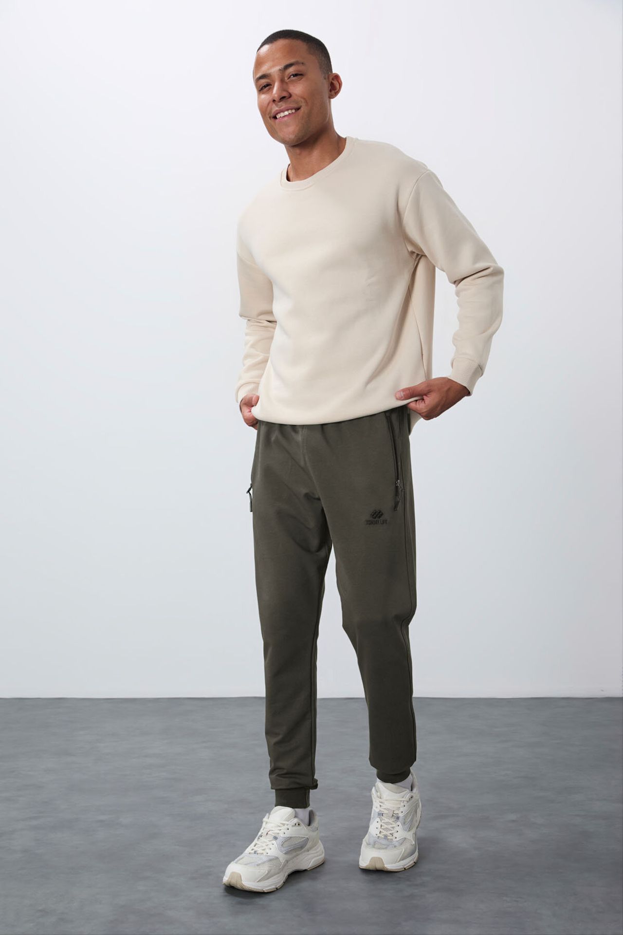 TOMMY Men's Jogger Sweatpants With Zip Pocket 2