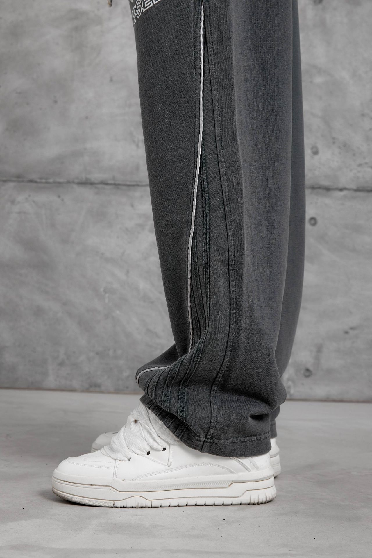 NOMARC Bol Geniş Paça Yazı Baskılı Jogger Pantolon 3