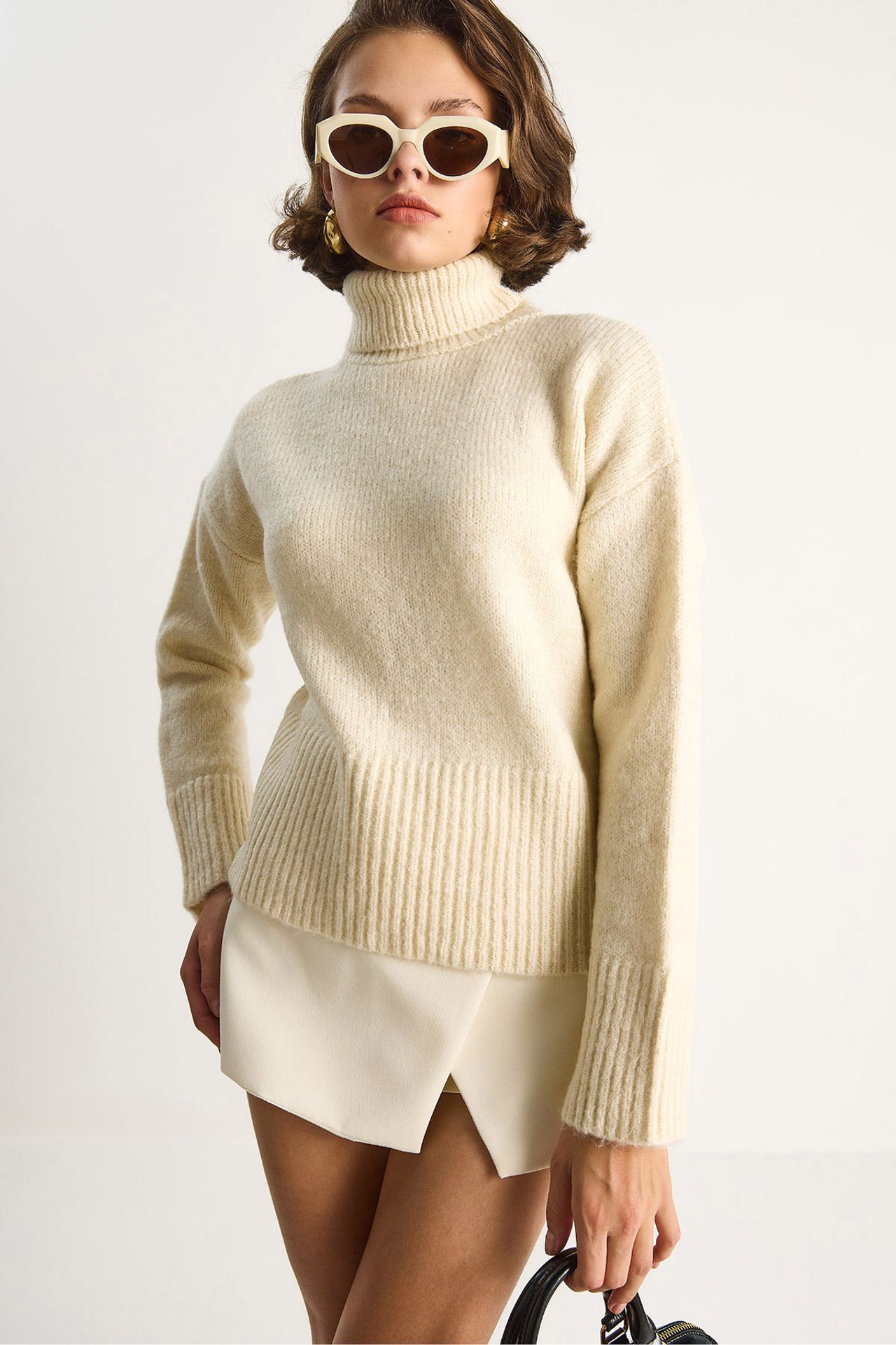 LUCCI Oversized Knit Turtleneck Sweater 3