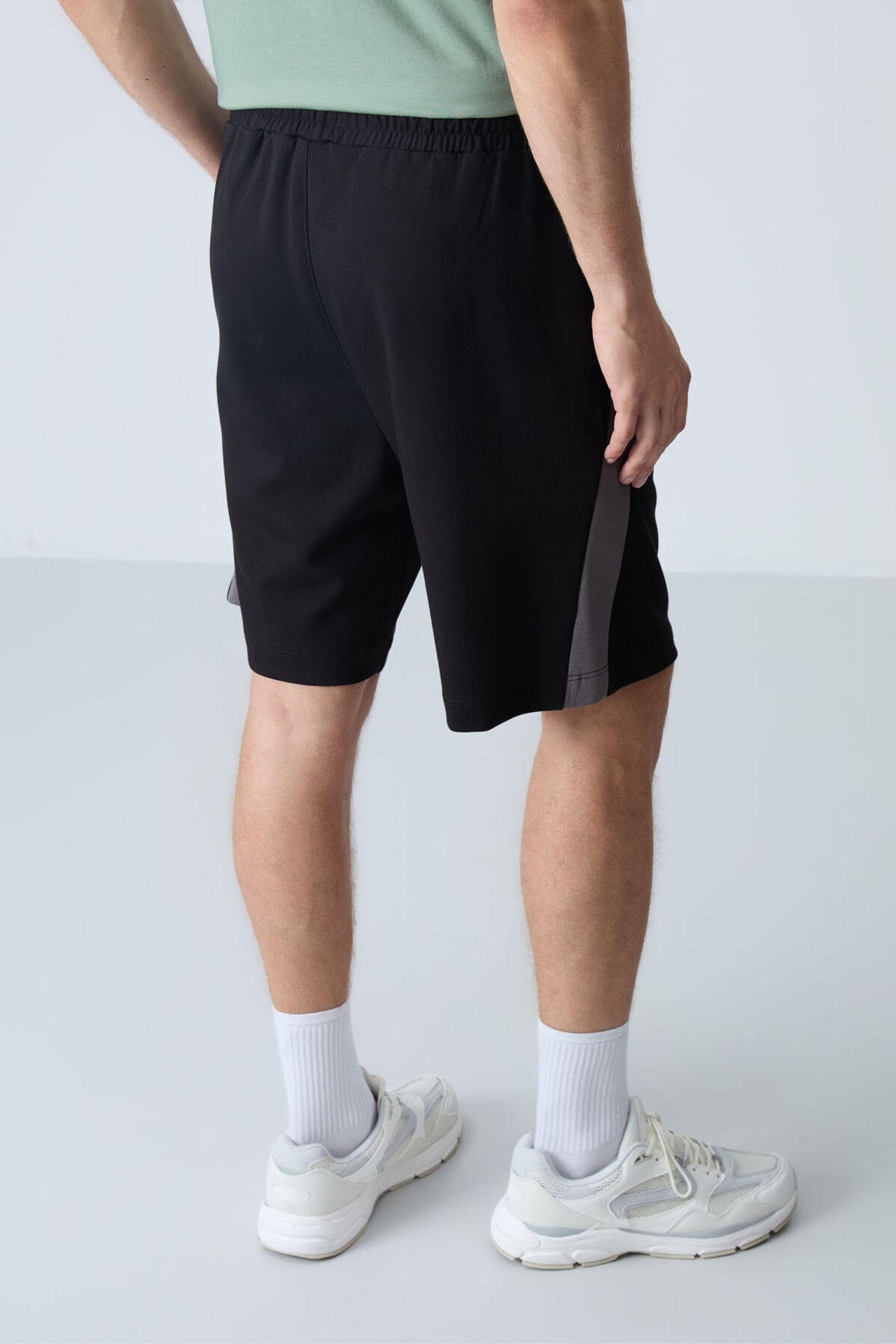TOMMY Men's Cotton Blend Sweat Shorts 6