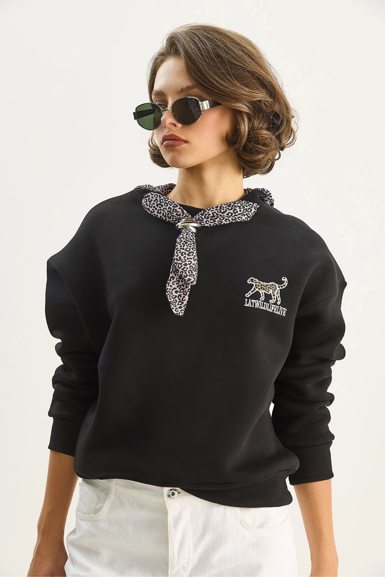 LUCCI Crew Neck Sweatshirt with Print Accessory  4