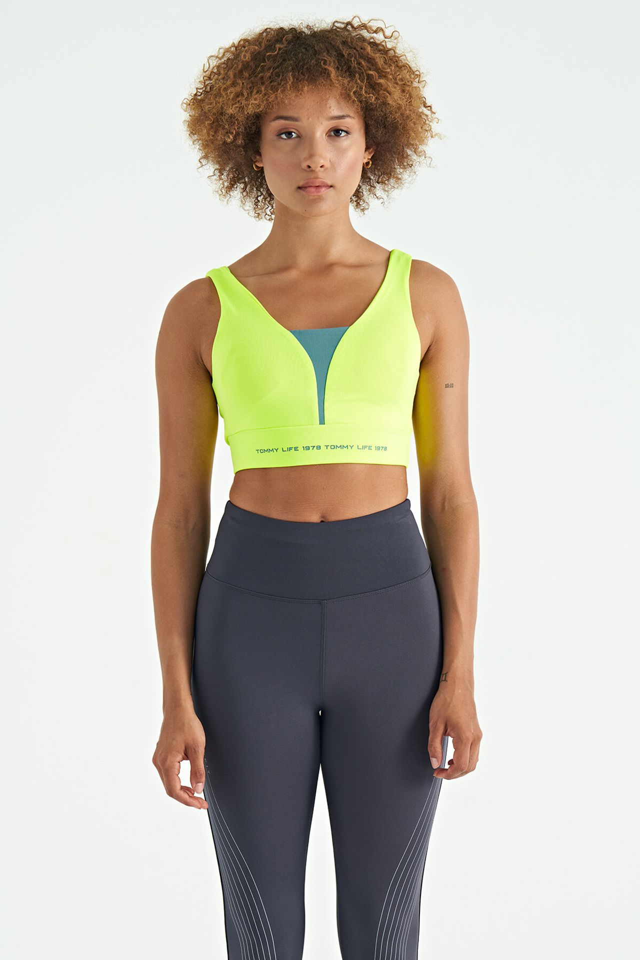 TOMMY Women's Color-Blocked Sleeveless Crop Sports Top 1