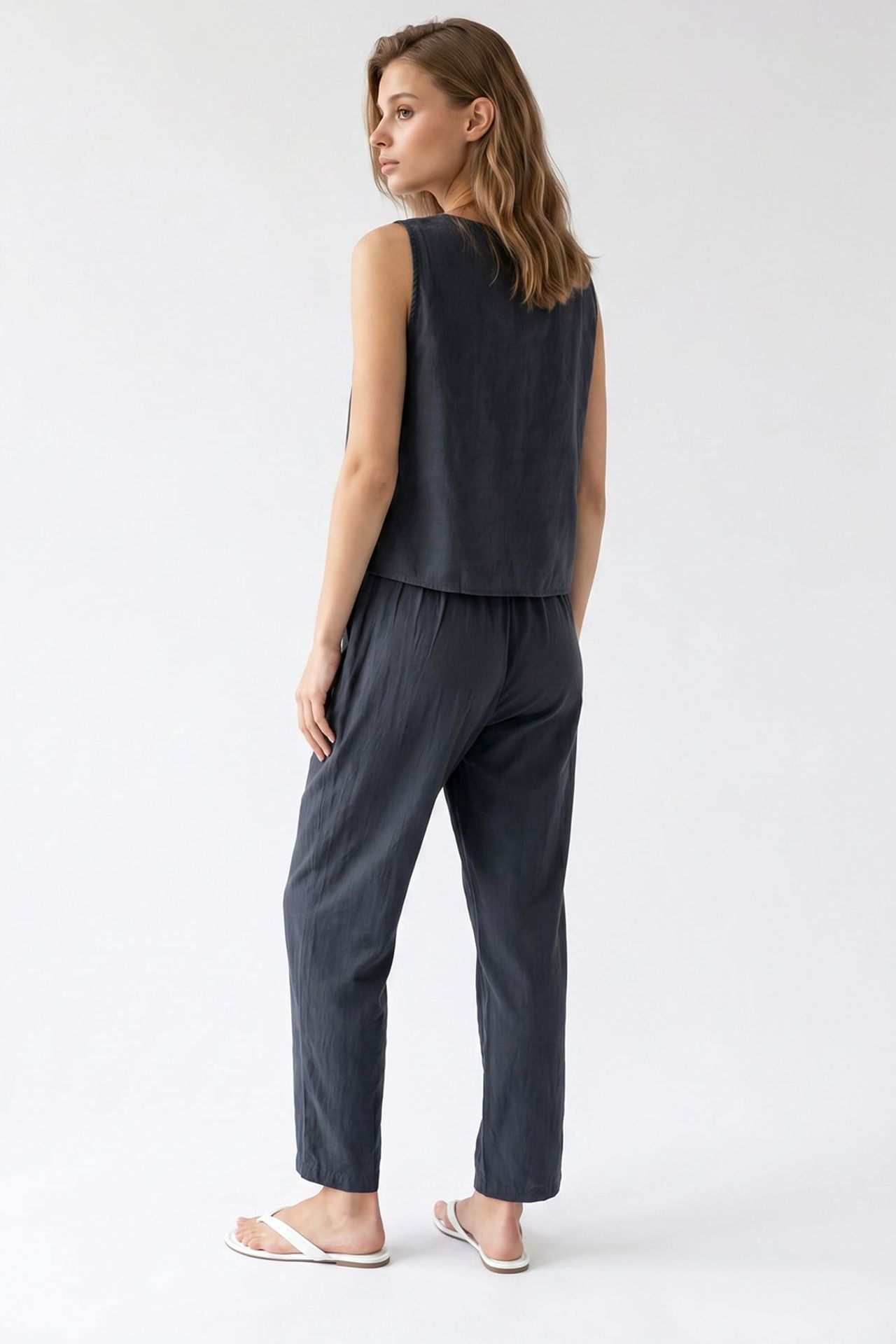 MIXRAY Sleeveless Crepe Jumpsuit