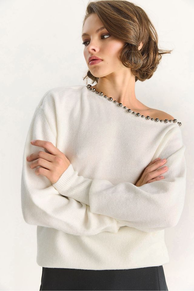 LUCCI Asymmetrical Collar Accessory Detailed Knit Sweater