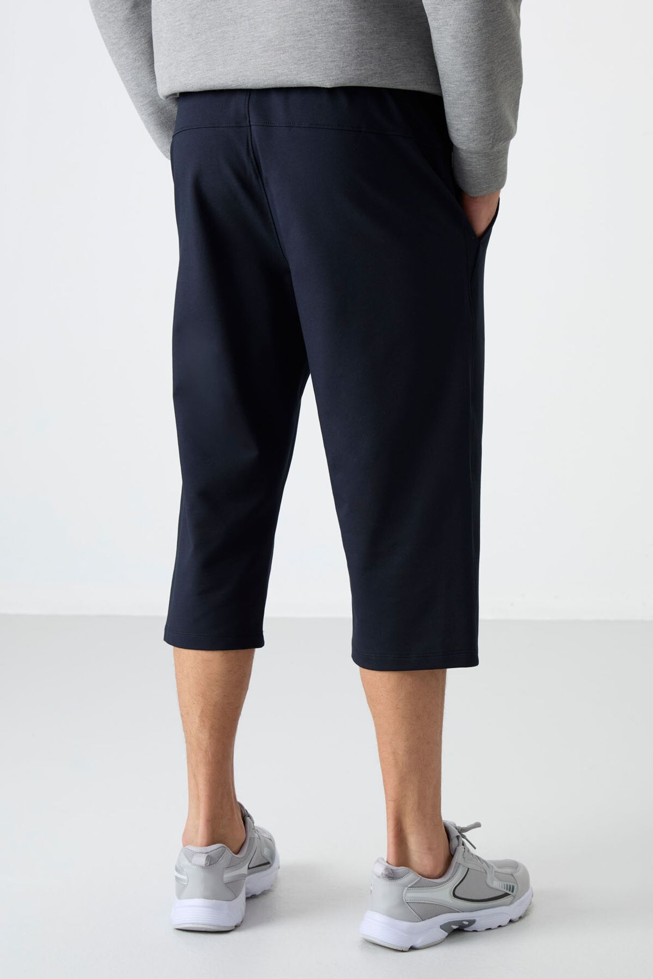 TOMMY Men's Mid-Waist Capri Shorts 6