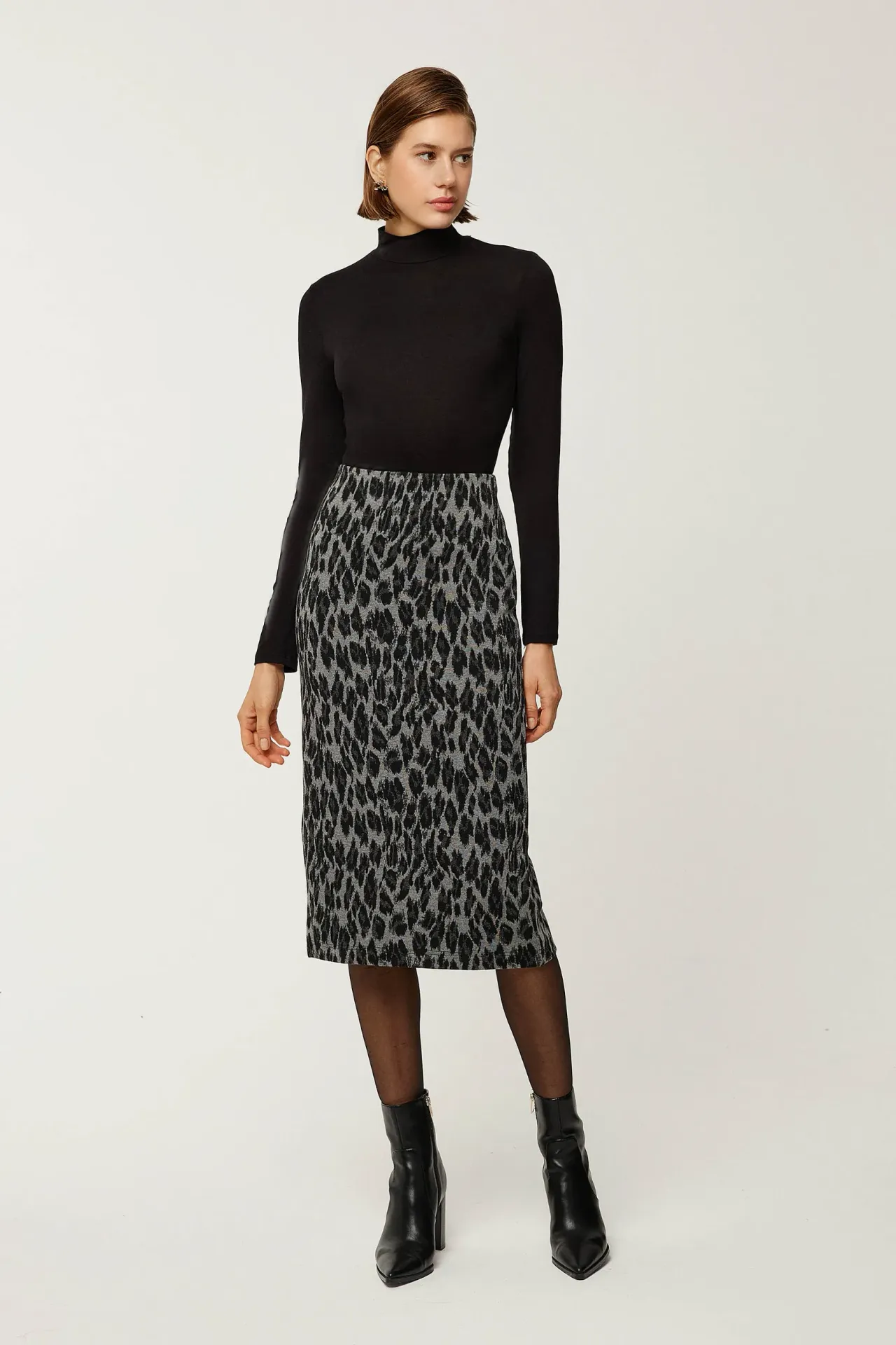 Slim Fit Leopard Print Midi Skirt