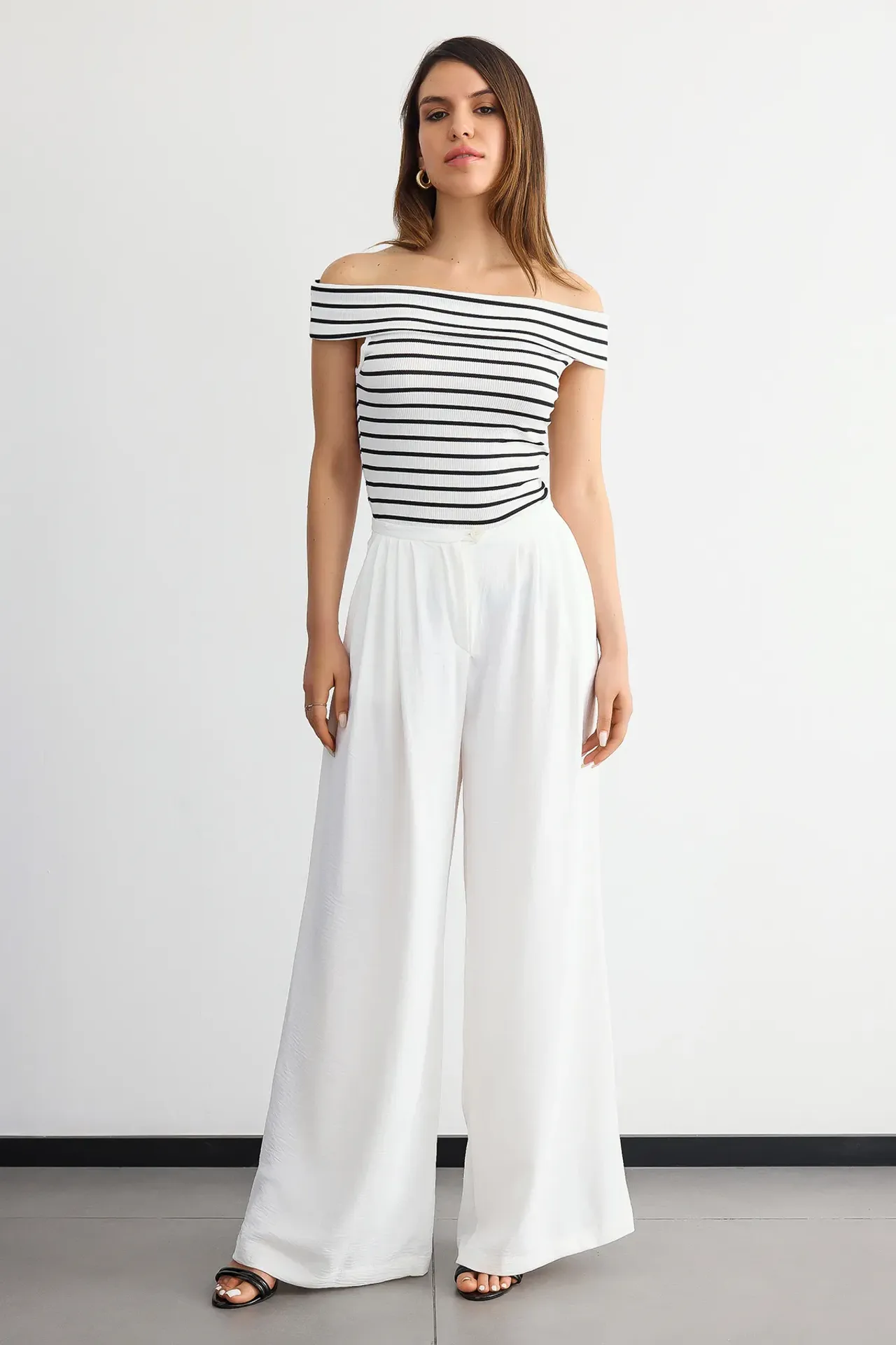 Pleated Wide-Leg Trousers with Relaxed Fit