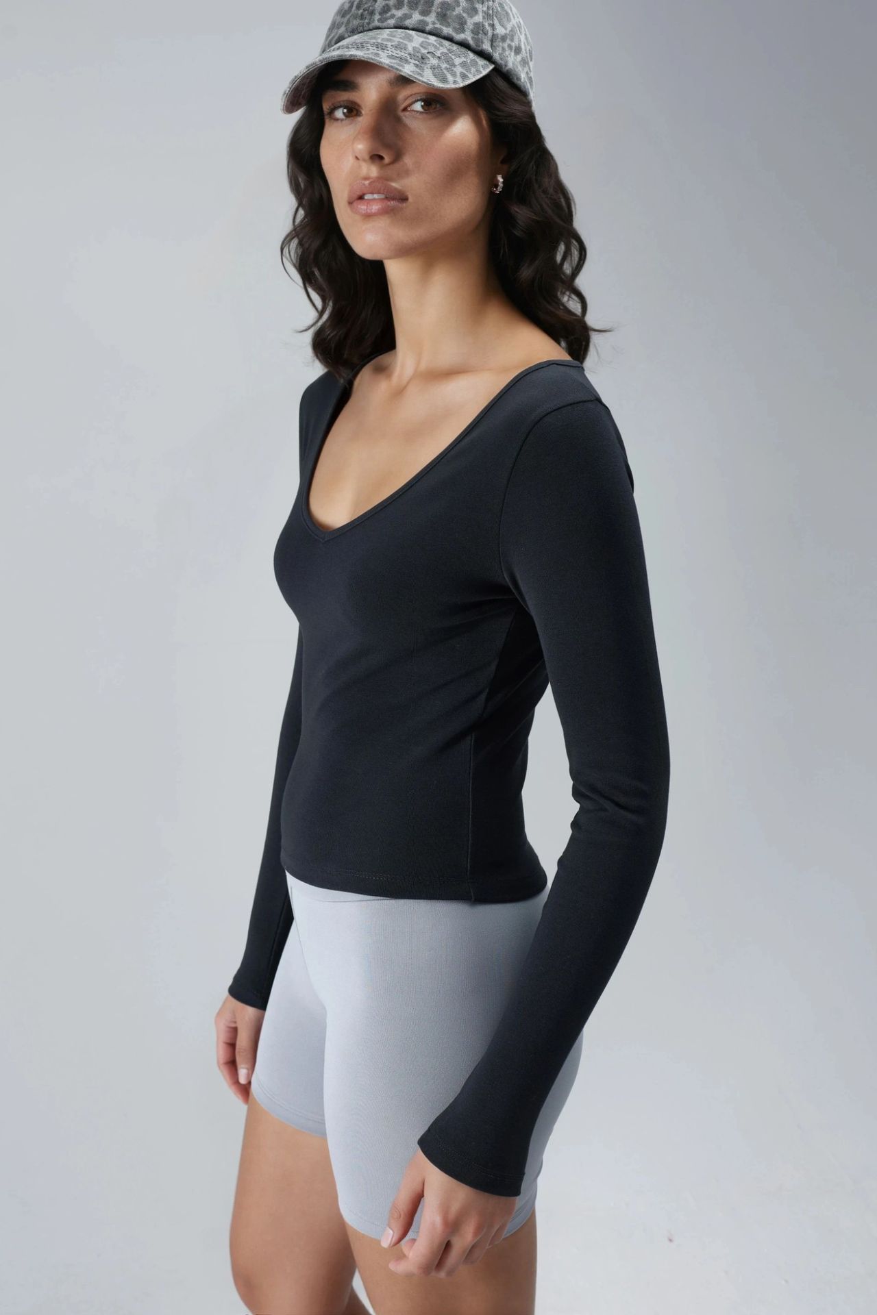 BUSEM Fitted V-Neck Long Sleeve Blouse 2