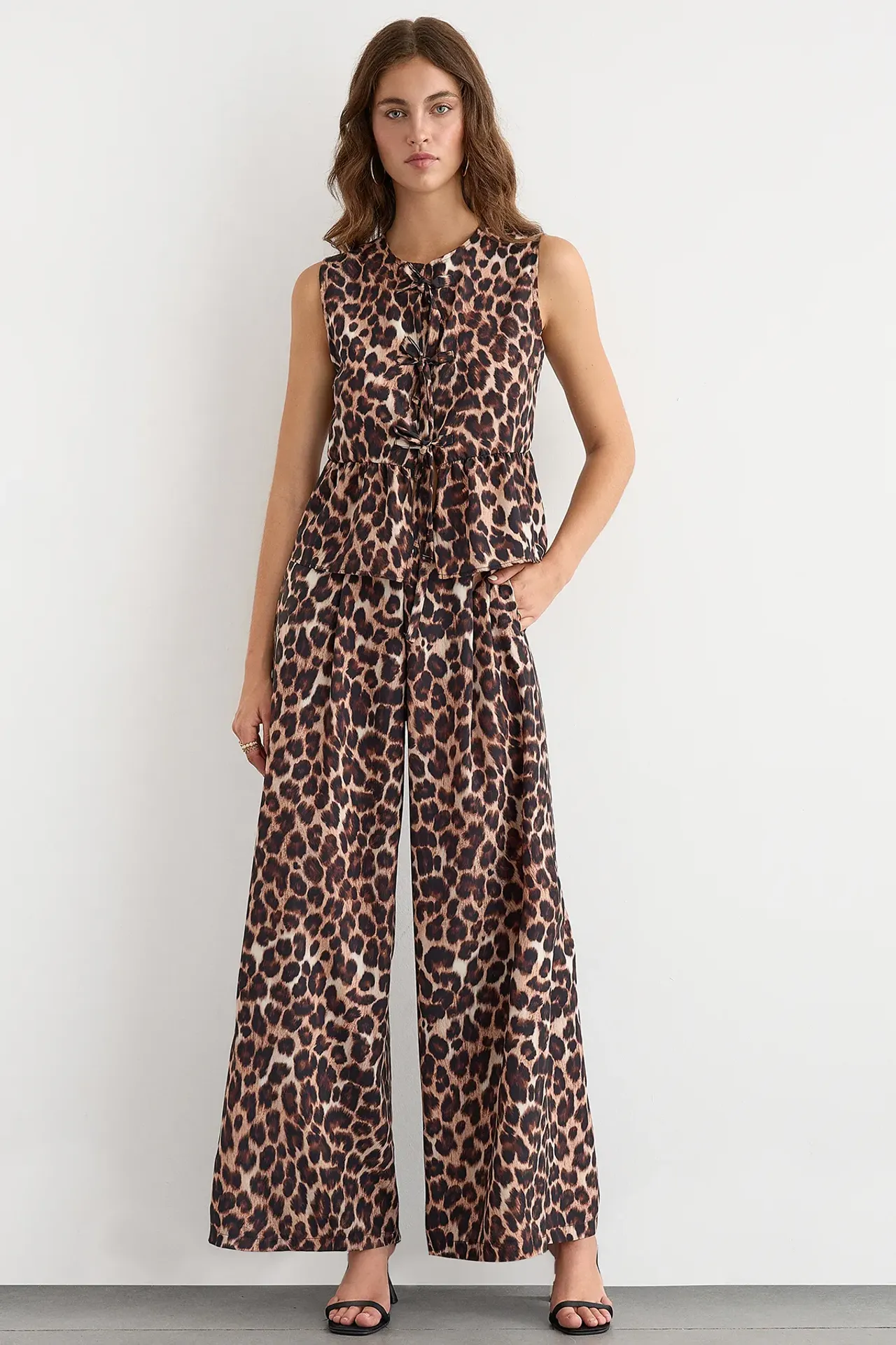 Sleeveless Animal Print Blouse with Round Neck and Lace-up Detail