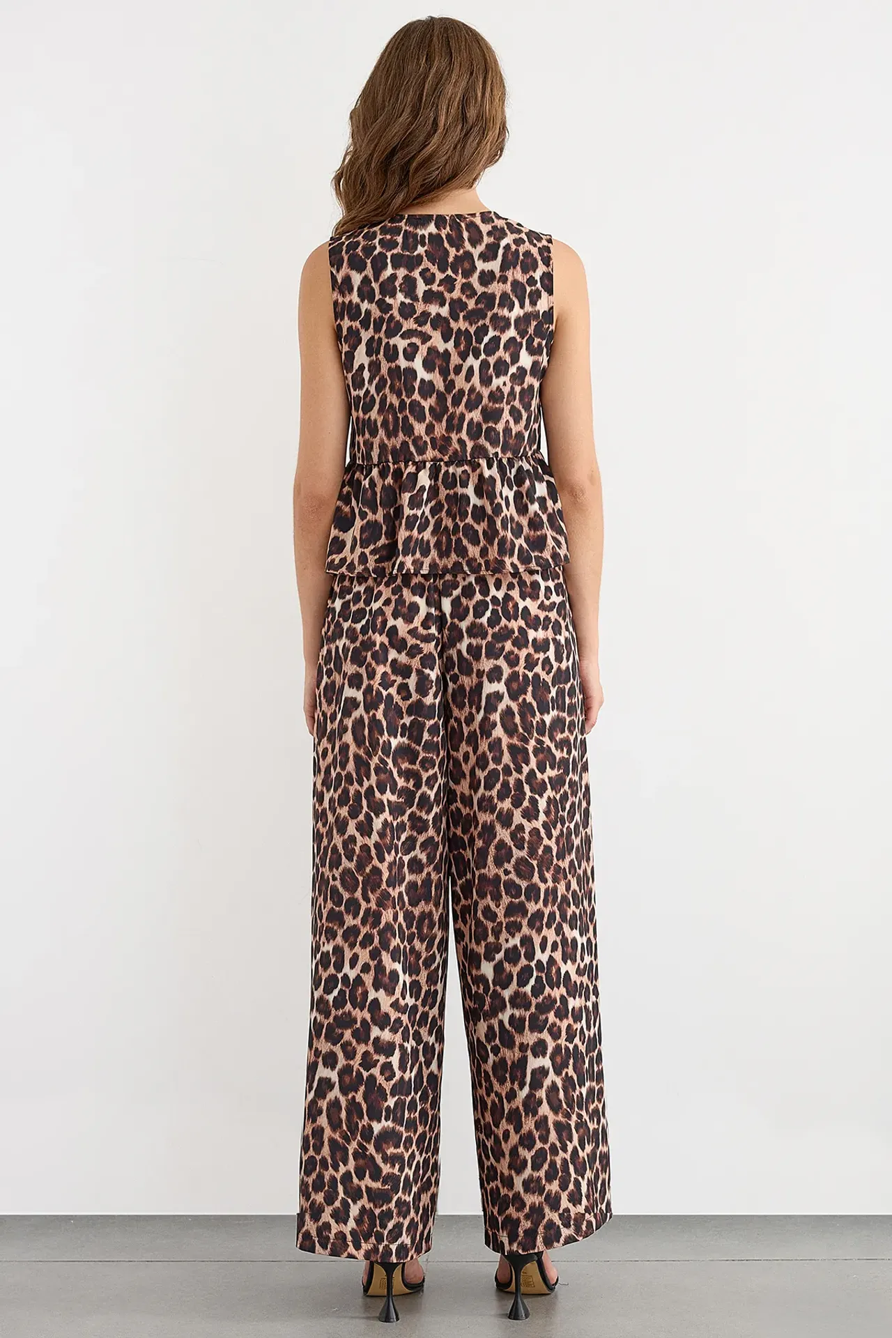 Sleeveless Animal Print Blouse with Round Neck and Lace-up Detail