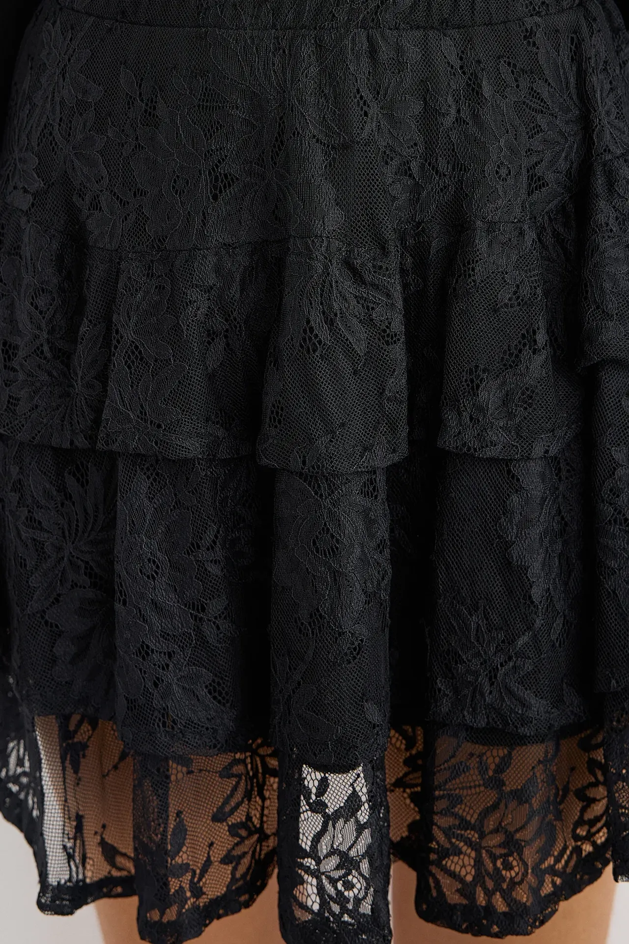Ruffled Lace Elastic Waist Mini Skirt