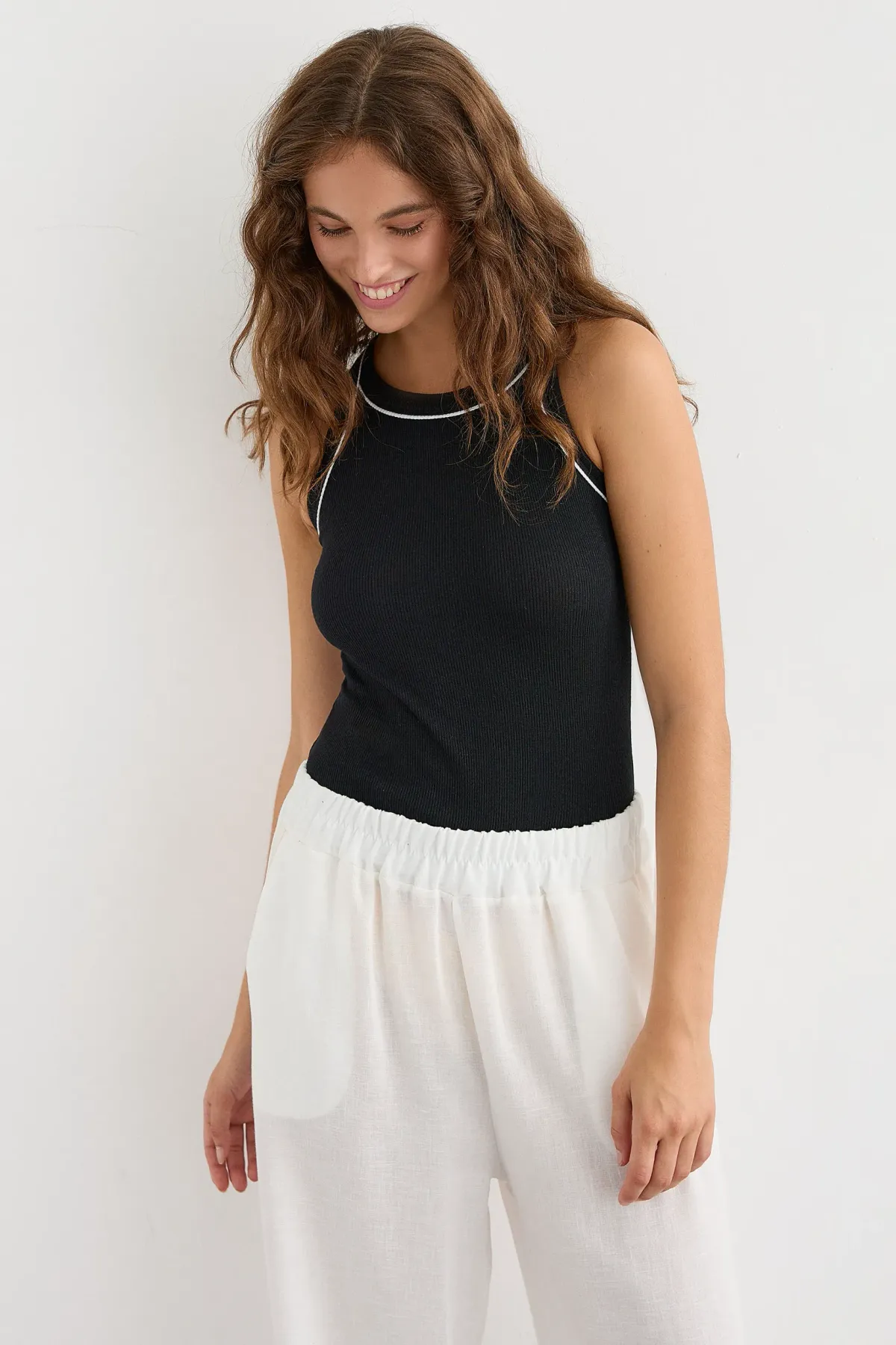 Contrast Ribbed Round Neck Sleeveless Camis 3