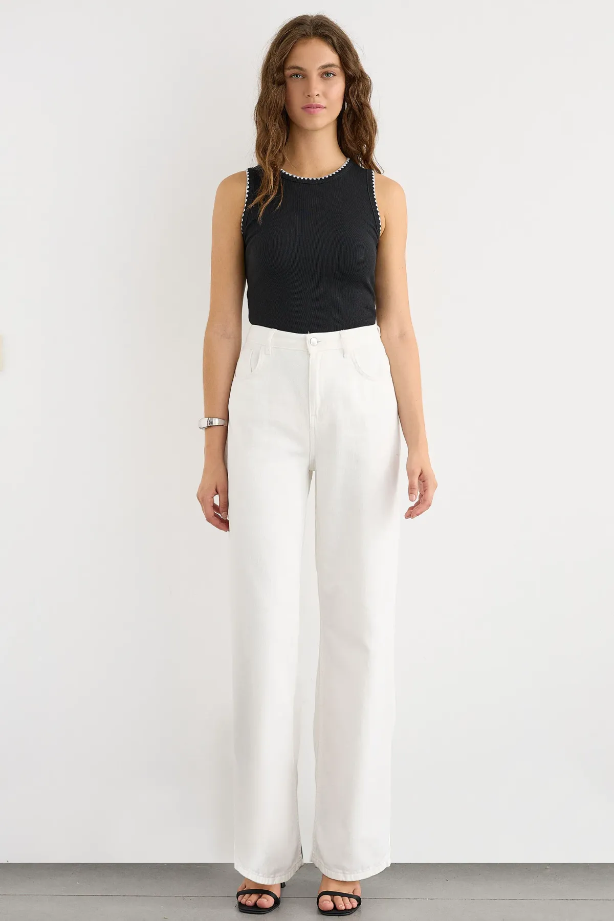 Contrast Detail Sleeveless Blouse with Blanket Stitch 2