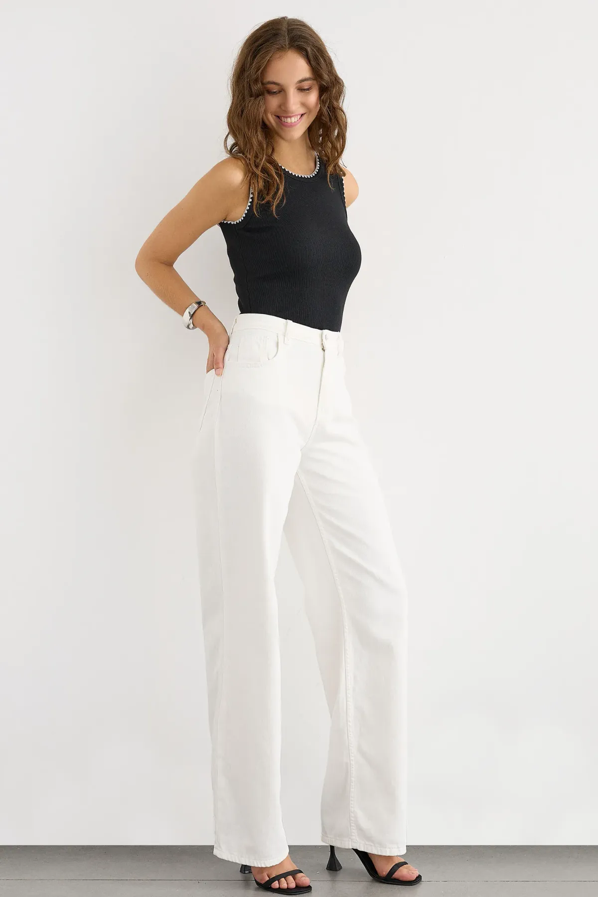 Contrast Detail Sleeveless Blouse with Blanket Stitch 3