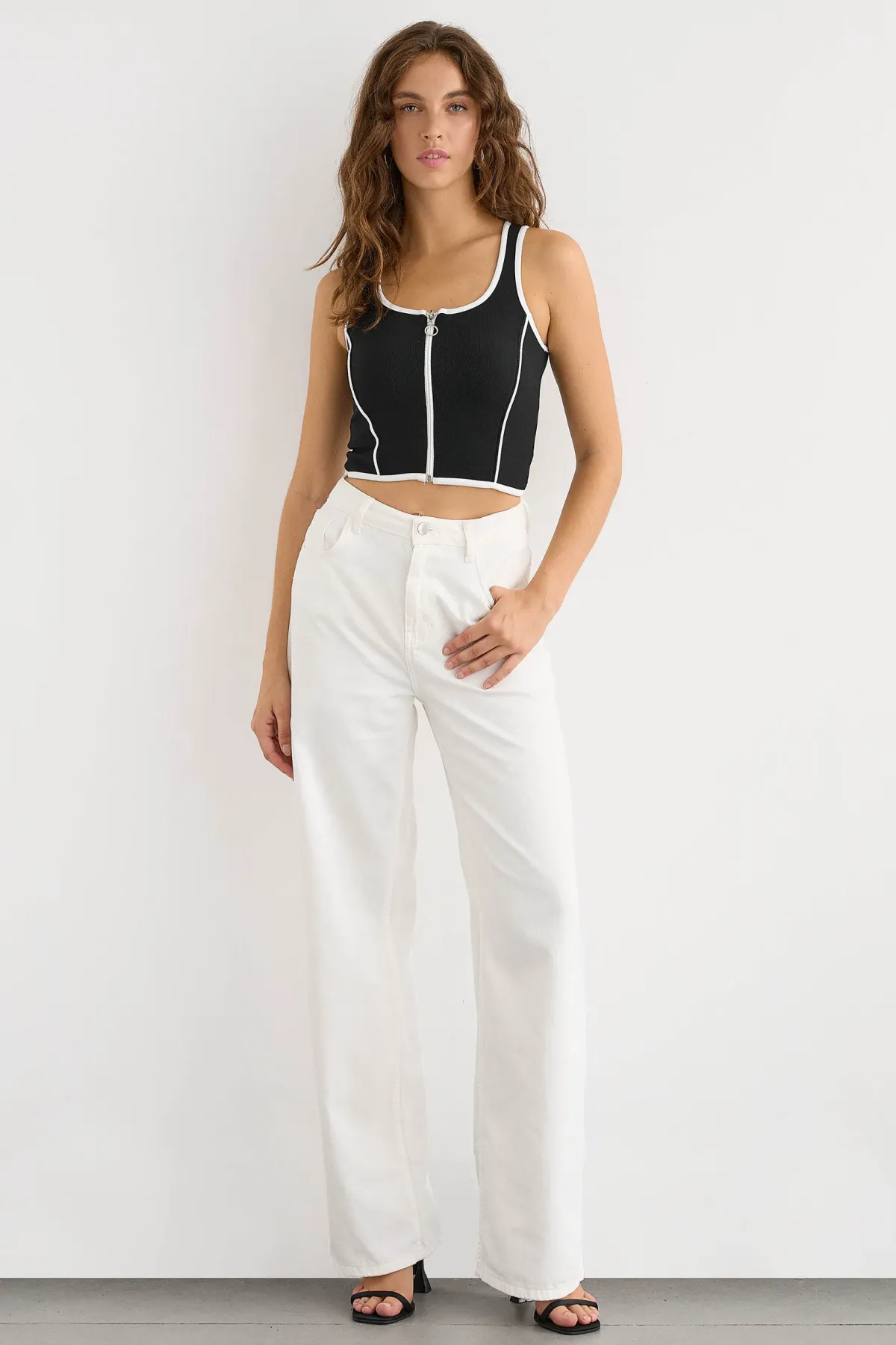 Kontrast Fermuar Detaylı Kolsuz Crop Top 3