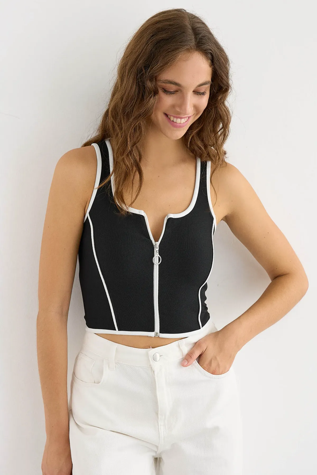 Kontrast Fermuar Detaylı Kolsuz Crop Top 1