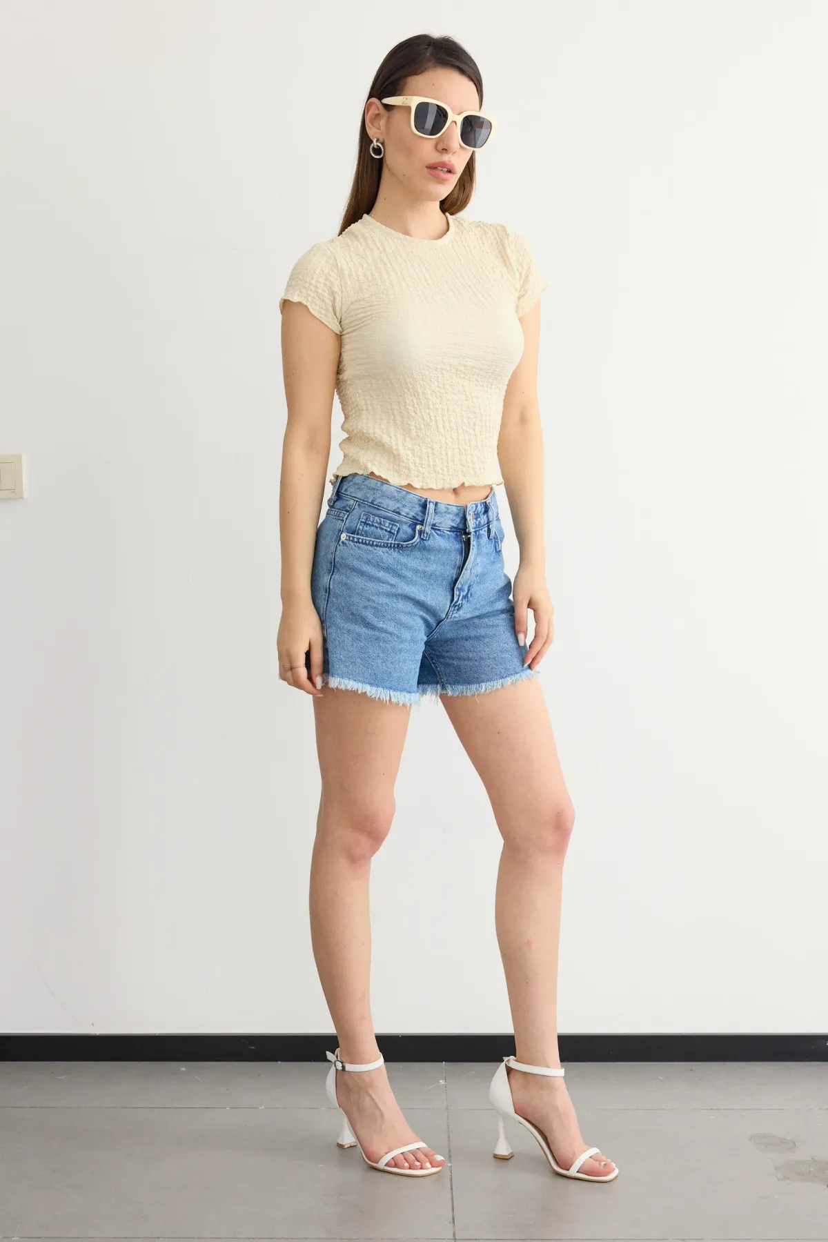 Short-Sleeve Round Neck Cropped Top in Textured Twisted Fabric 3