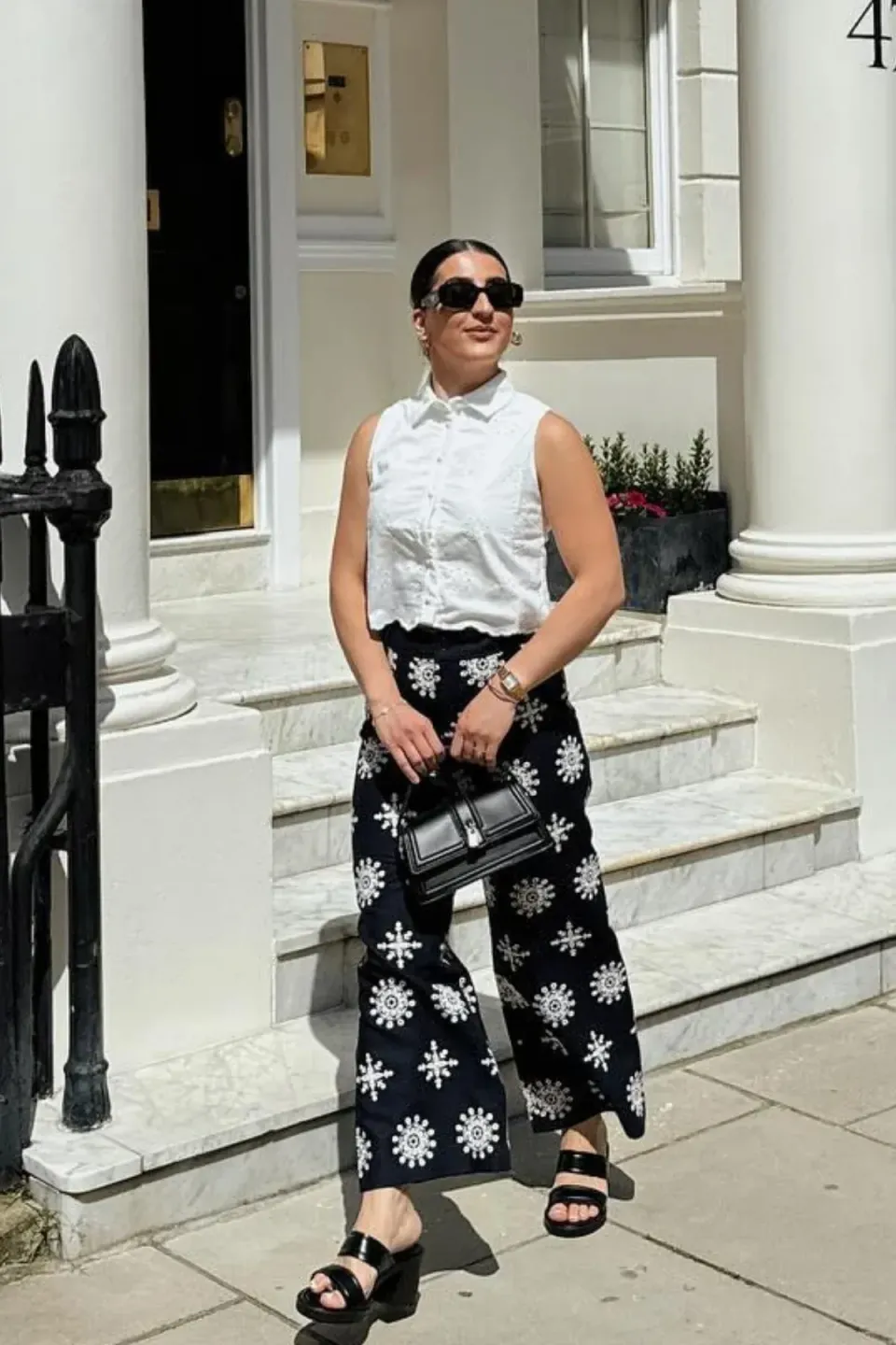 Embroidered Sleeveless Cropped Shirt with a Button detail