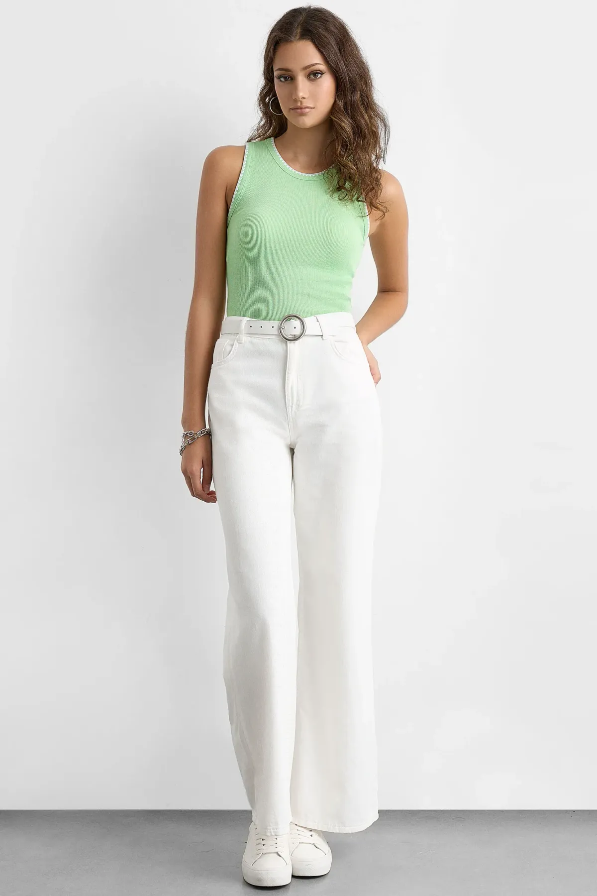Contrast Detail Sleeveless Blouse with Blanket Stitch 2