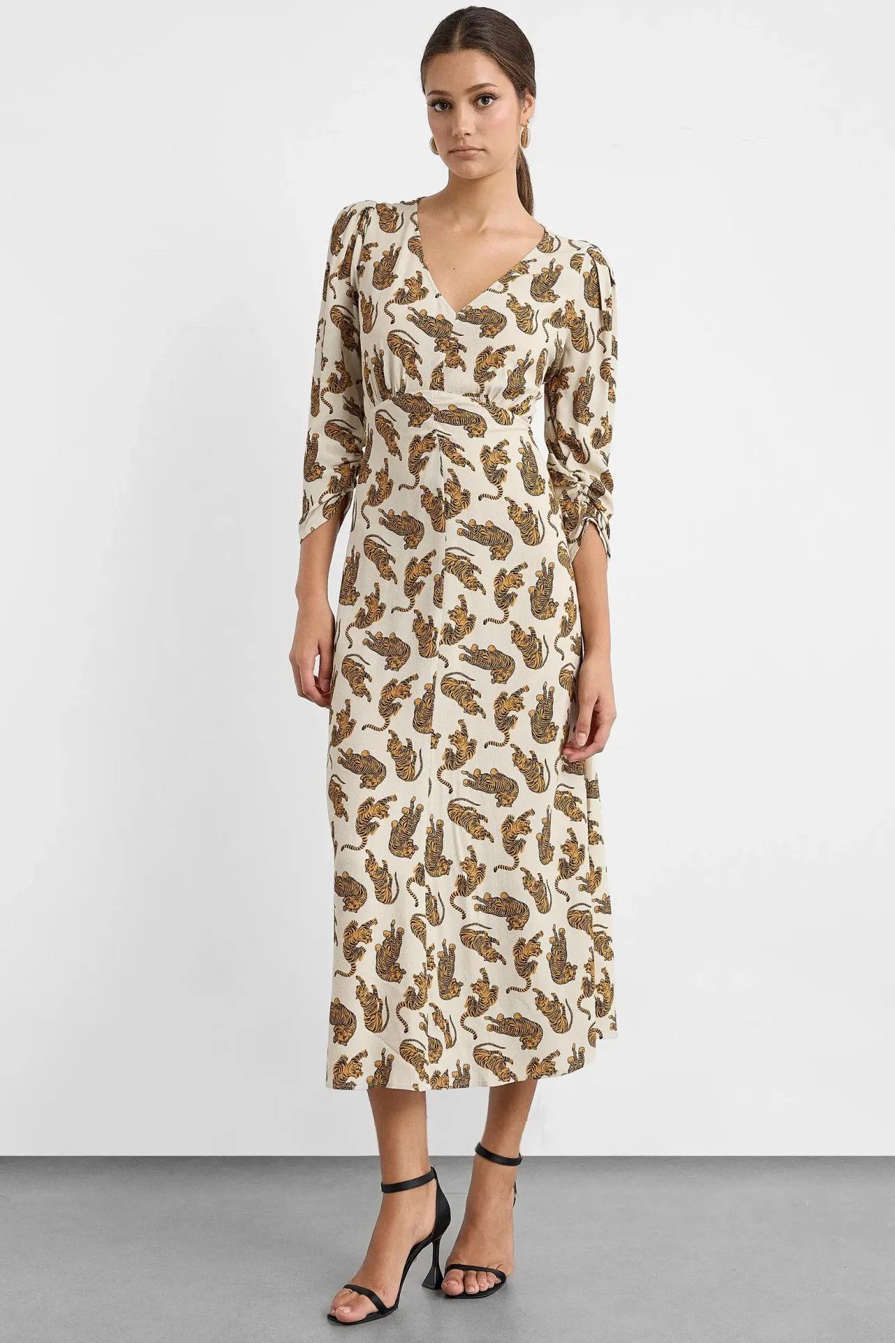 Printed Maxi Dress with V-Neck and Ruched Back