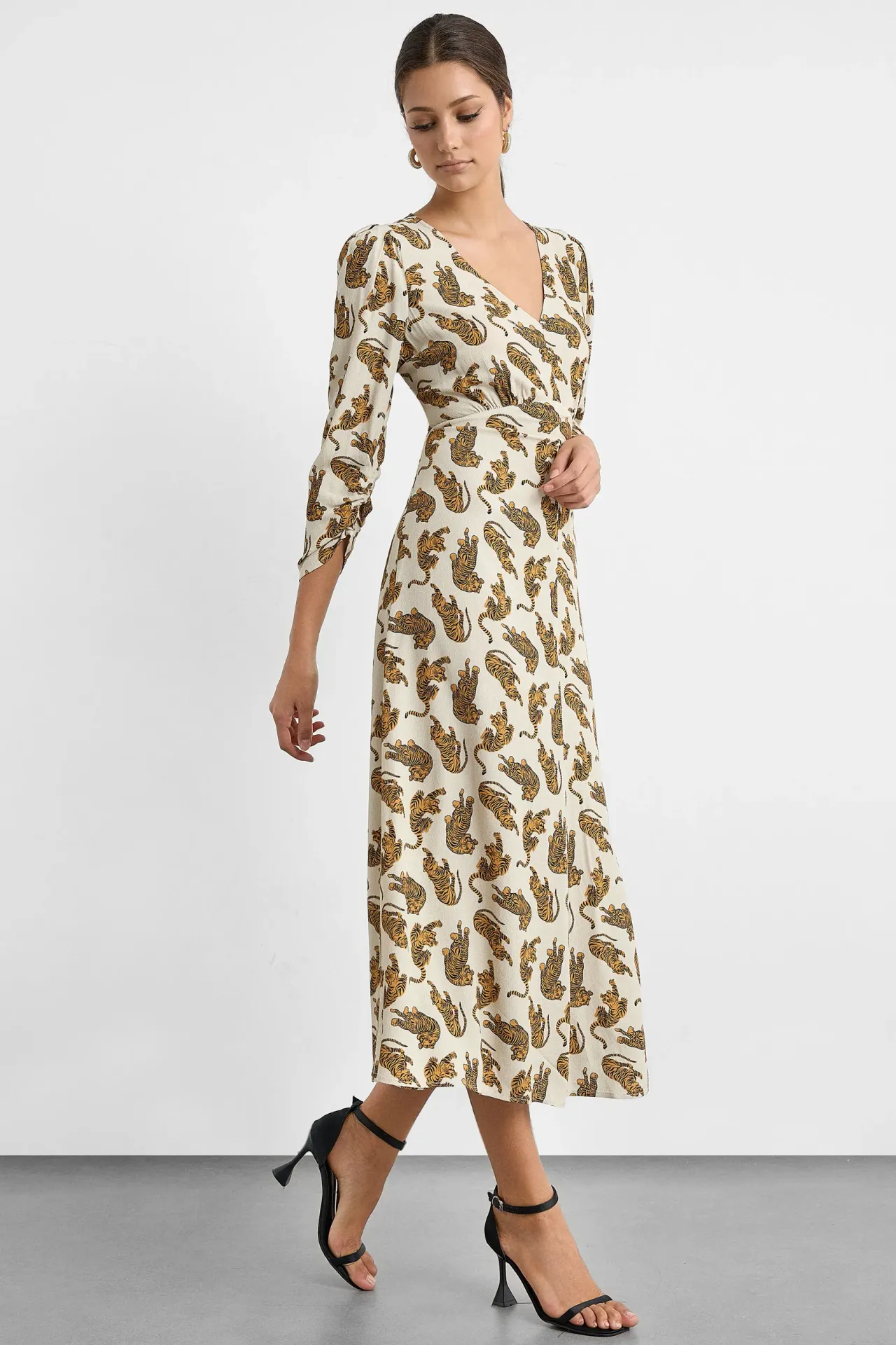 Printed Maxi Dress with V-Neck and Ruched Back